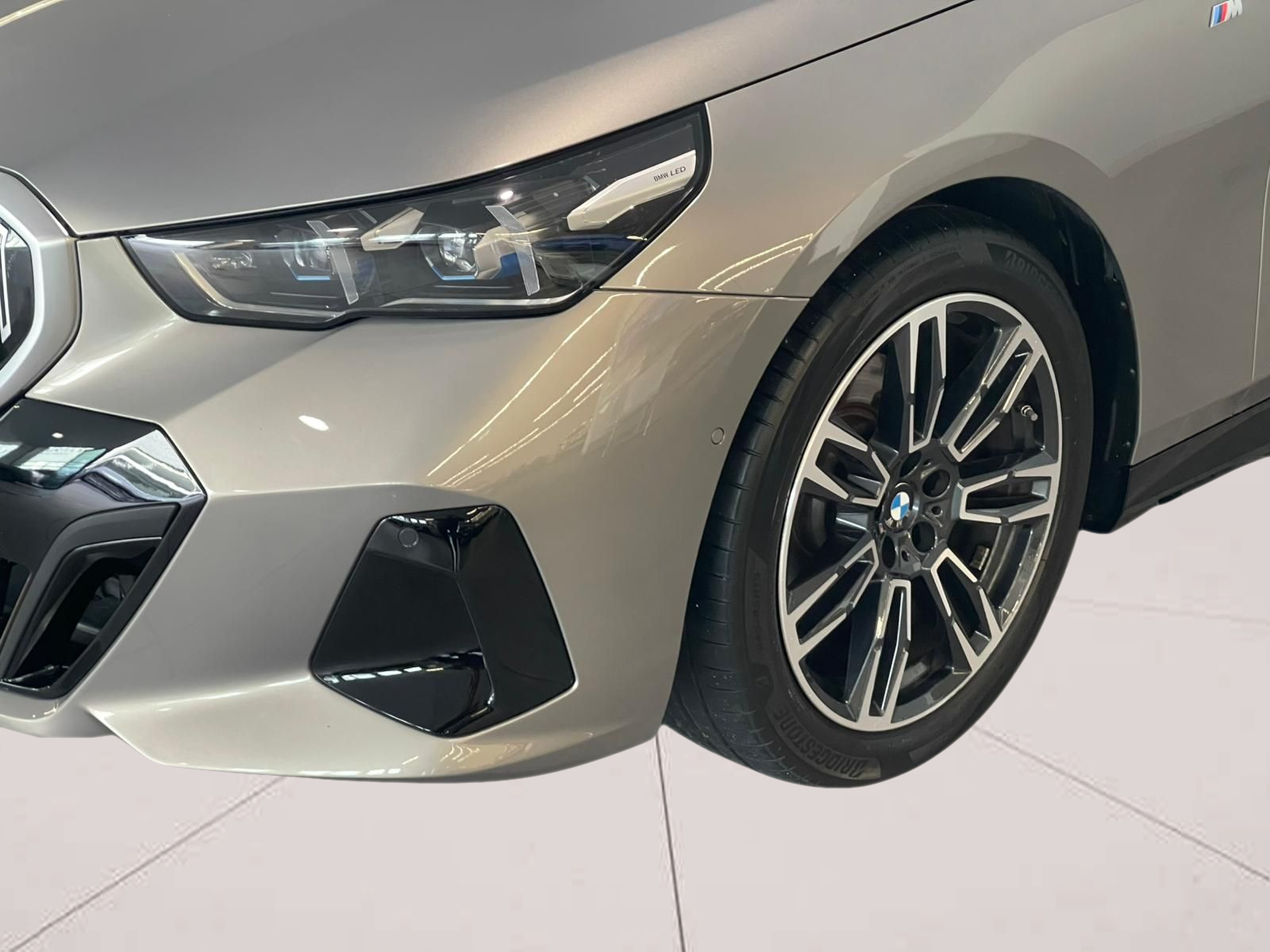 BMW Série 5 520d Berlina color Gris. Año 2024. 145KW(197CV). Diesel. En concesionario Santogal Carnaxide de Oeiras