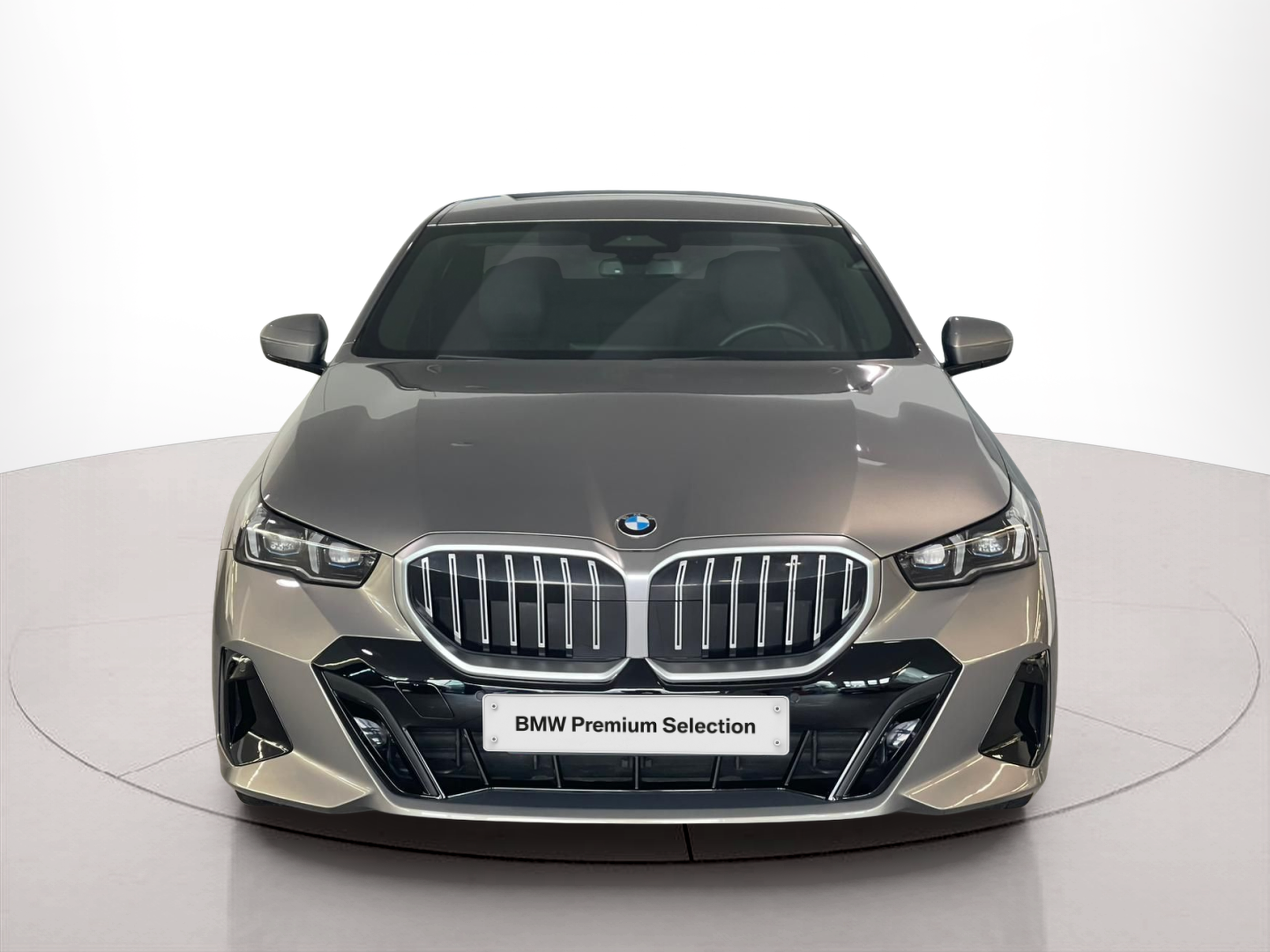 Fotos de BMW Série 5 520d Berlina color Gris. Año 2024. 145KW(197CV). Diesel. En concesionario Santogal Carnaxide de Oeiras