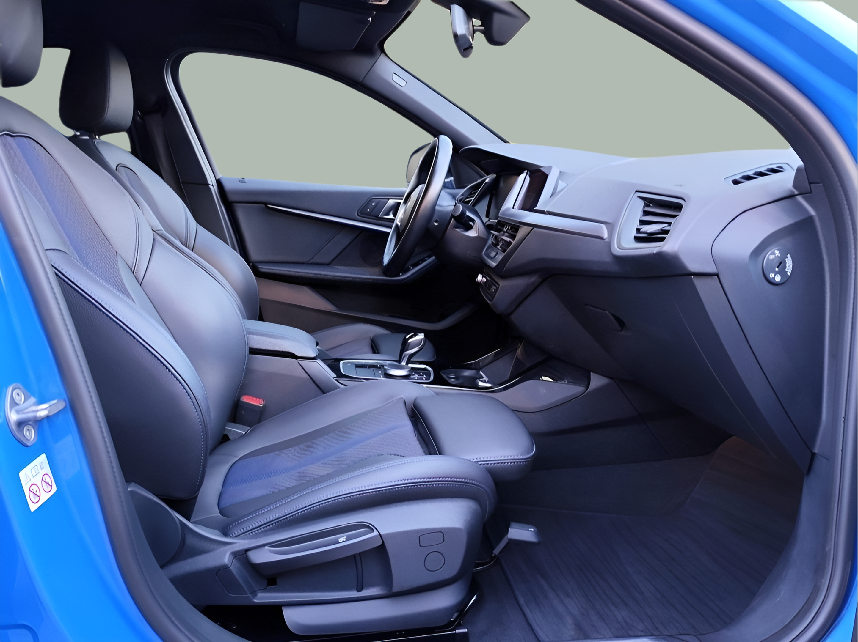 BMW Série 1 116d color Azul. Año 2024. 85KW(116CV). Diesel. En concesionario Santogal Oeiras de Oeiras