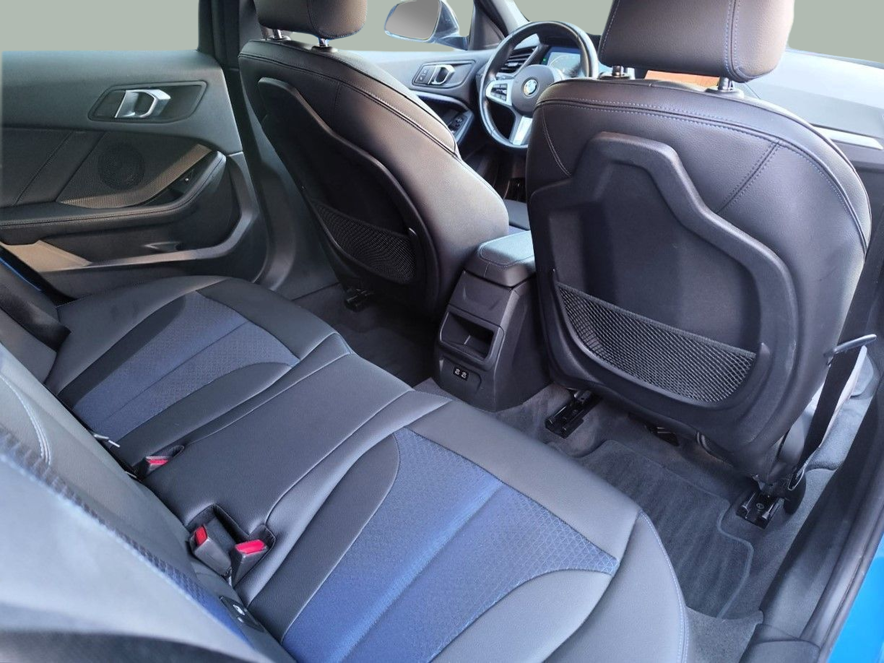 BMW Série 1 116d color Azul. Año 2024. 85KW(116CV). Diesel. En concesionario Santogal Oeiras de Oeiras