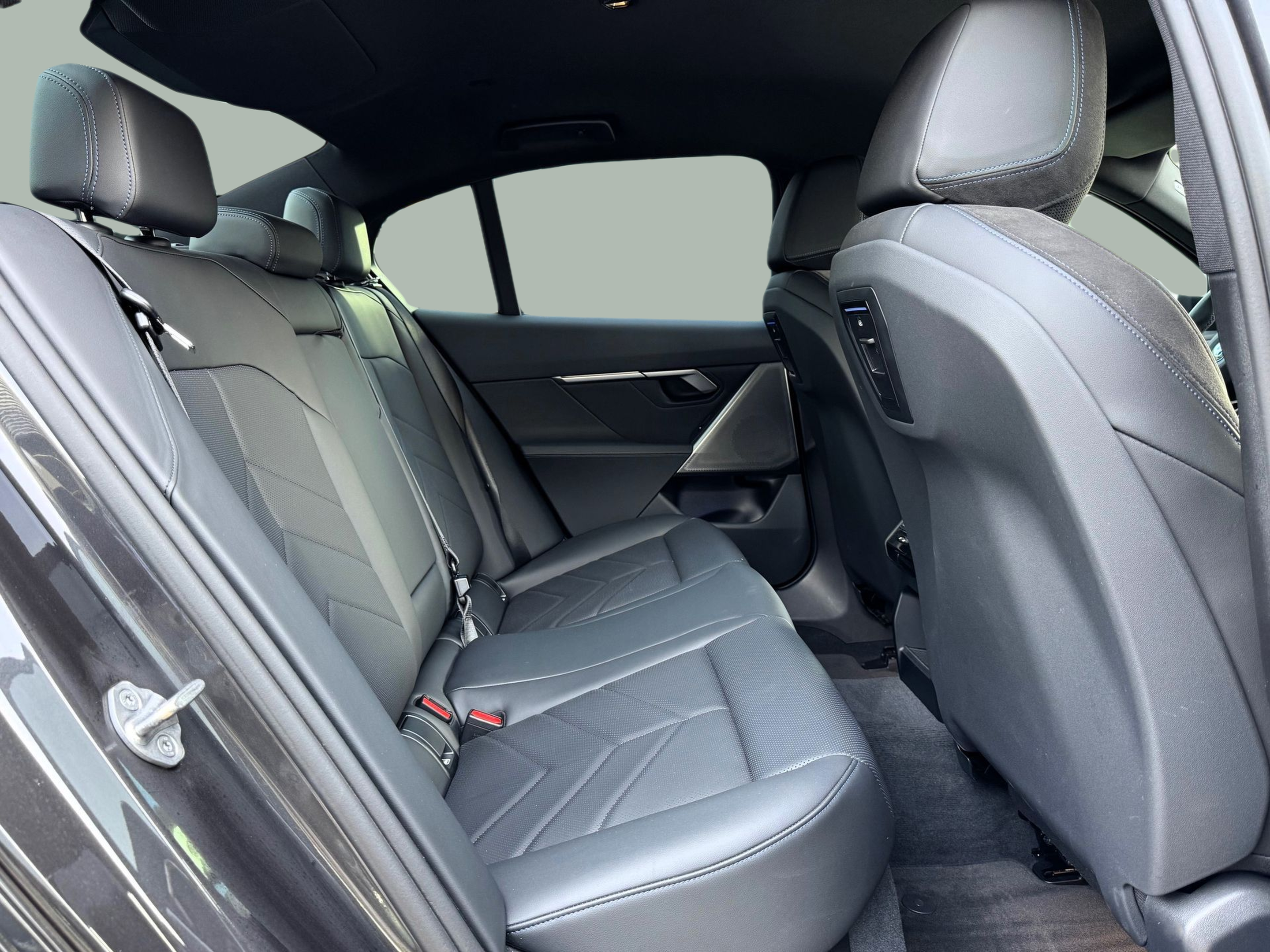 BMW i5 eDrive40 color Gris. Año 2024. 250KW(340CV). Elétrico. En concesionario Santogal Oeiras de Oeiras