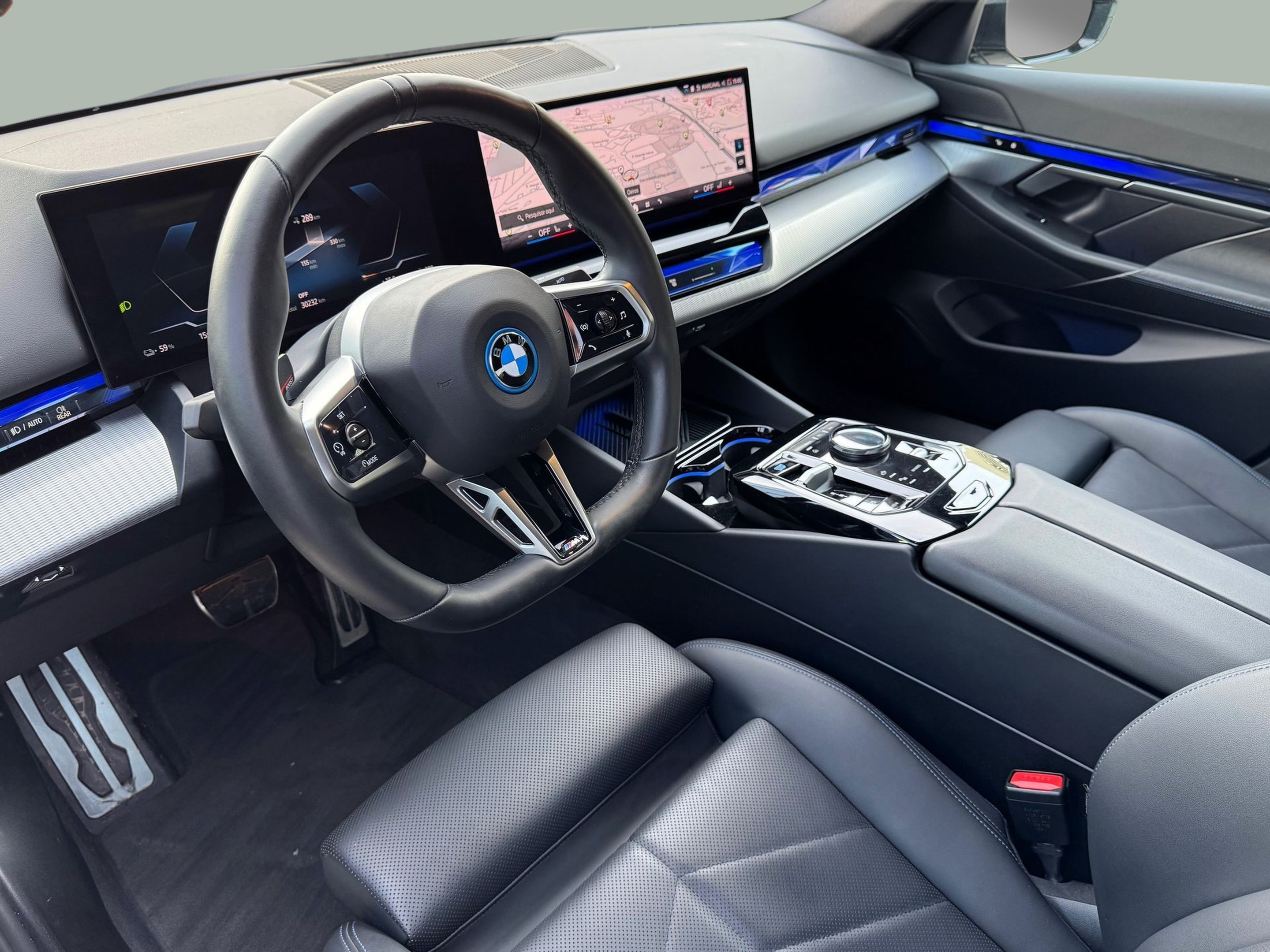 BMW i5 eDrive40 color Gris. Año 2024. 250KW(340CV). Elétrico. En concesionario Santogal Oeiras de Oeiras