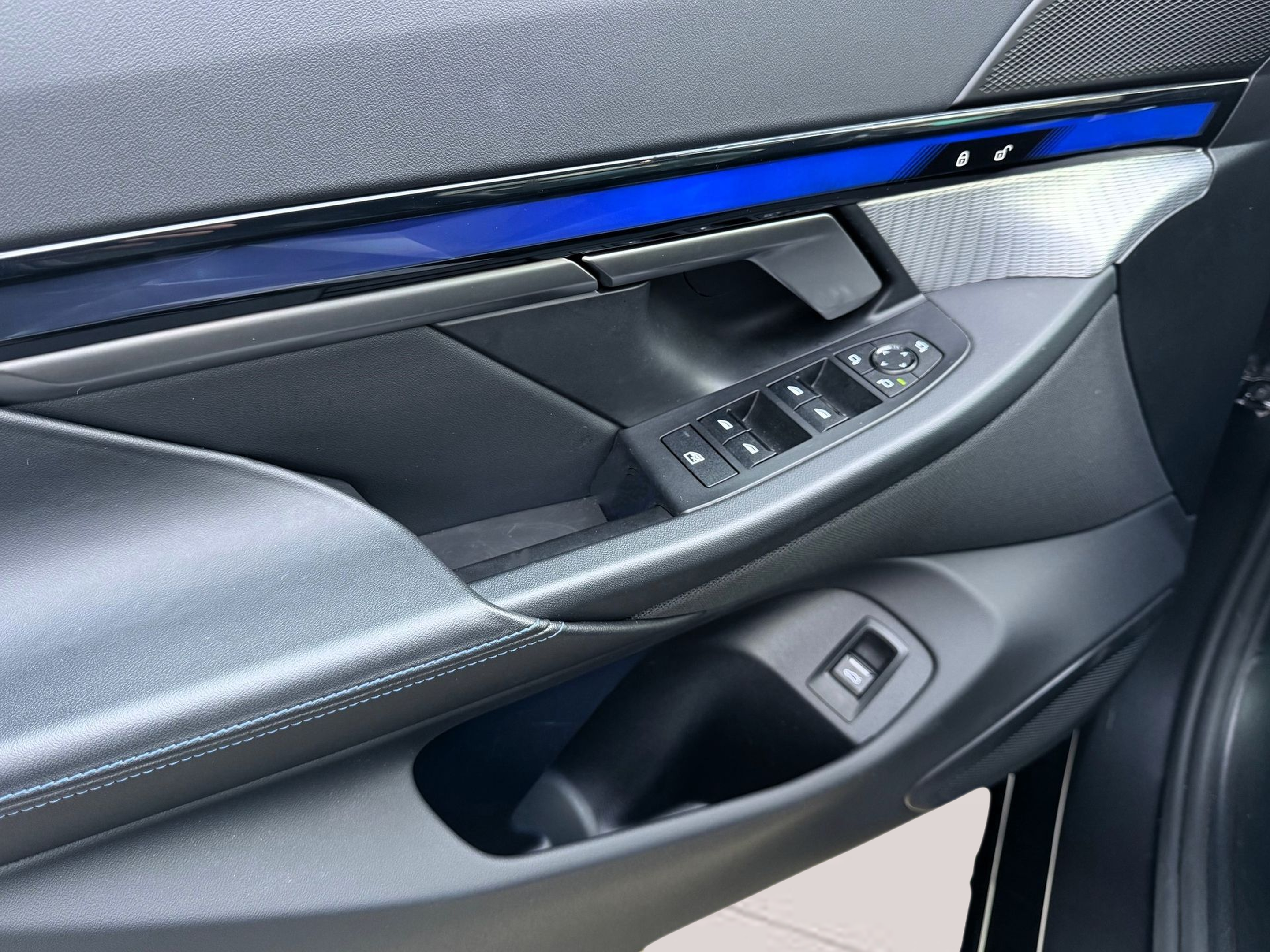 BMW i5 eDrive40 color Gris. Año 2024. 250KW(340CV). Elétrico. En concesionario Santogal Oeiras de Oeiras