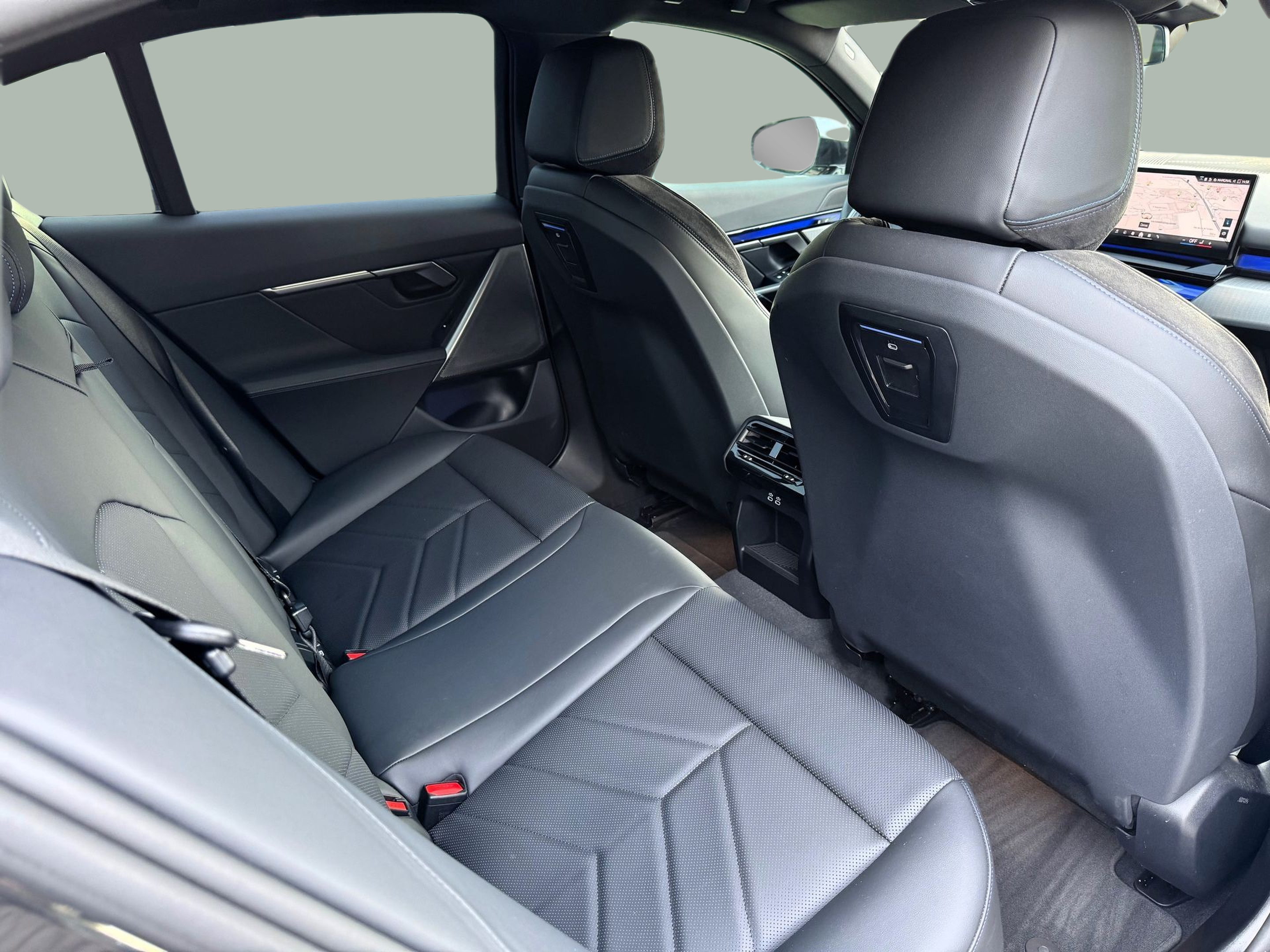 BMW i5 eDrive40 color Gris. Año 2024. 250KW(340CV). Elétrico. En concesionario Santogal Oeiras de Oeiras