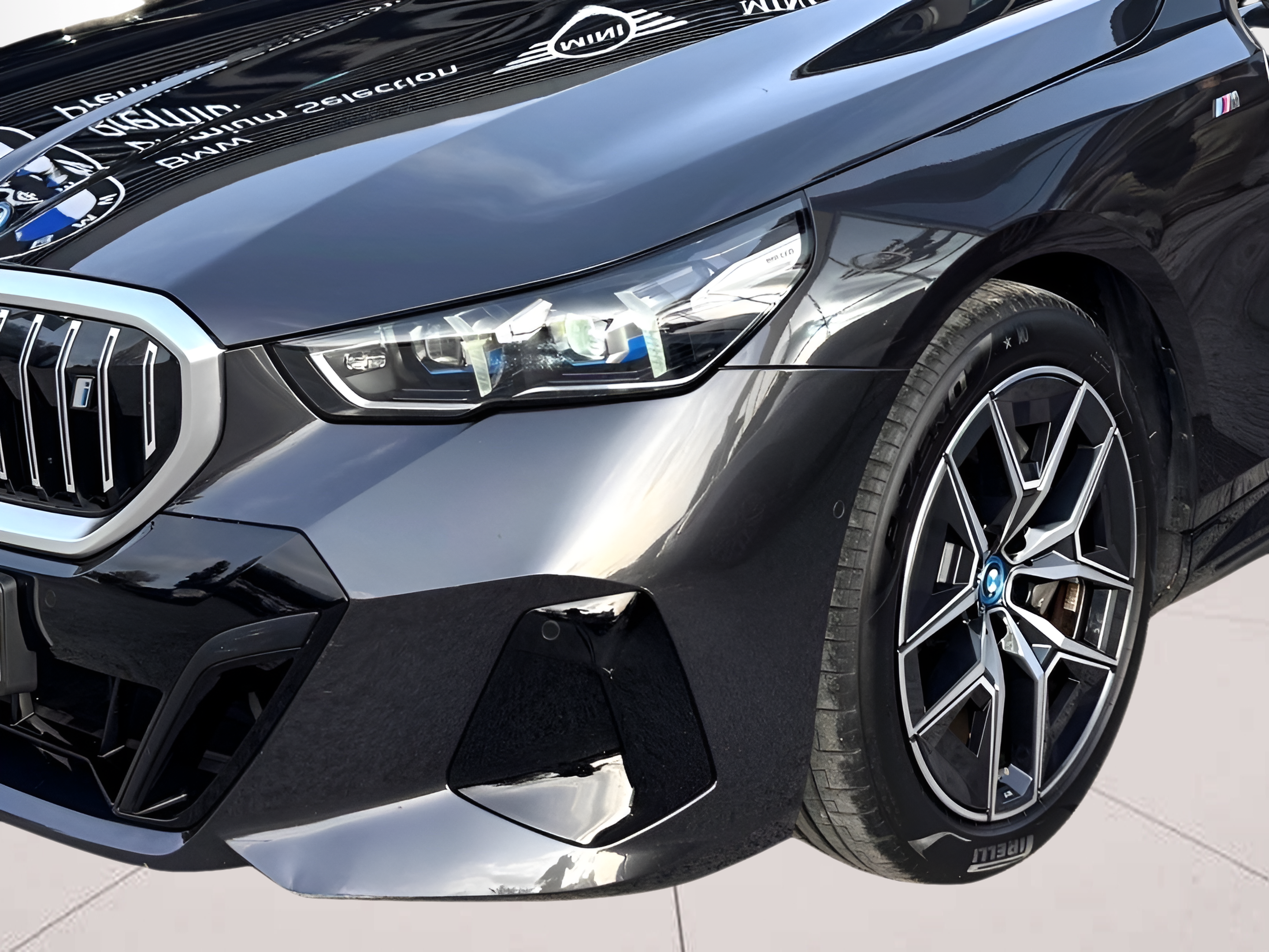 BMW i5 eDrive40 color Gris. Año 2024. 250KW(340CV). Elétrico. En concesionario Santogal Oeiras de Oeiras