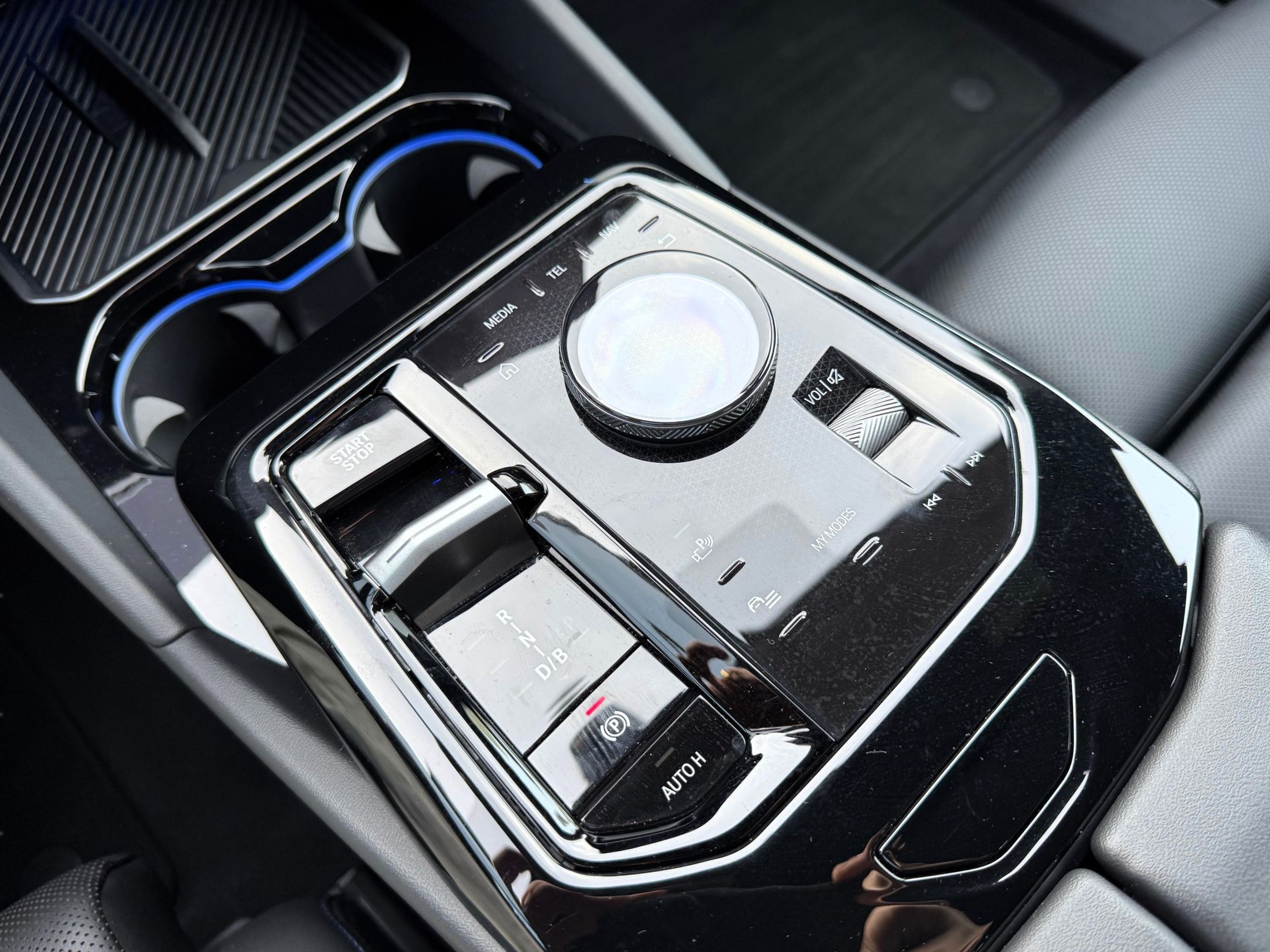 BMW i5 eDrive40 color Gris. Año 2024. 250KW(340CV). Elétrico. En concesionario Santogal Oeiras de Oeiras