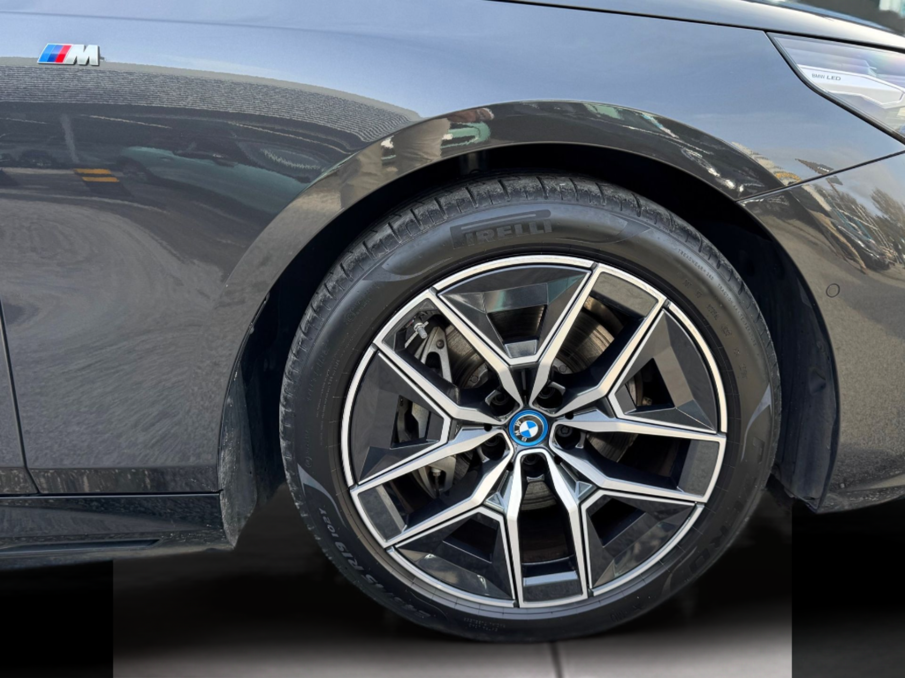 BMW i5 eDrive40 color Gris. Año 2024. 250KW(340CV). Elétrico. En concesionario Santogal Oeiras de Oeiras