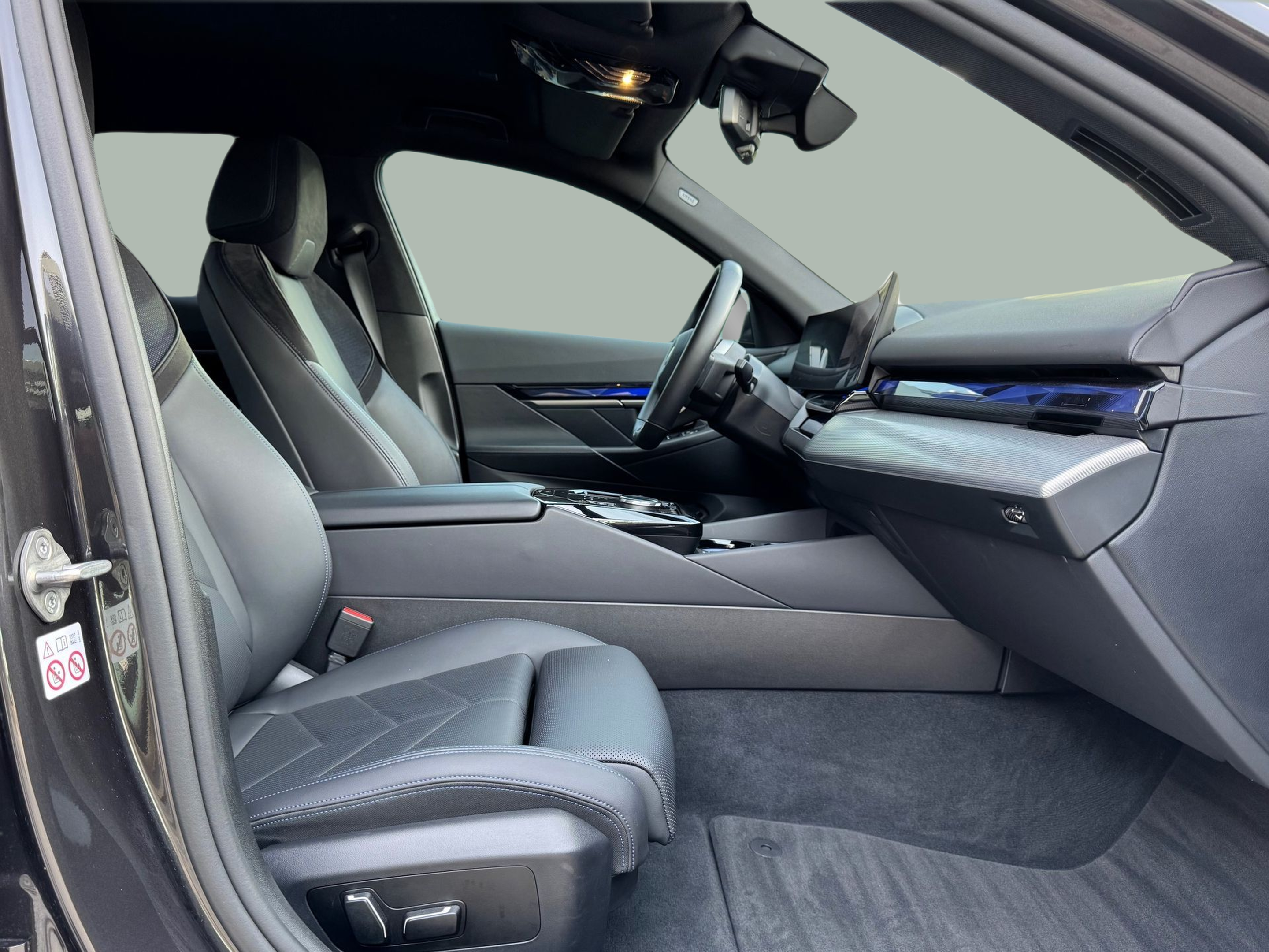 BMW i5 eDrive40 color Gris. Año 2024. 250KW(340CV). Elétrico. En concesionario Santogal Oeiras de Oeiras