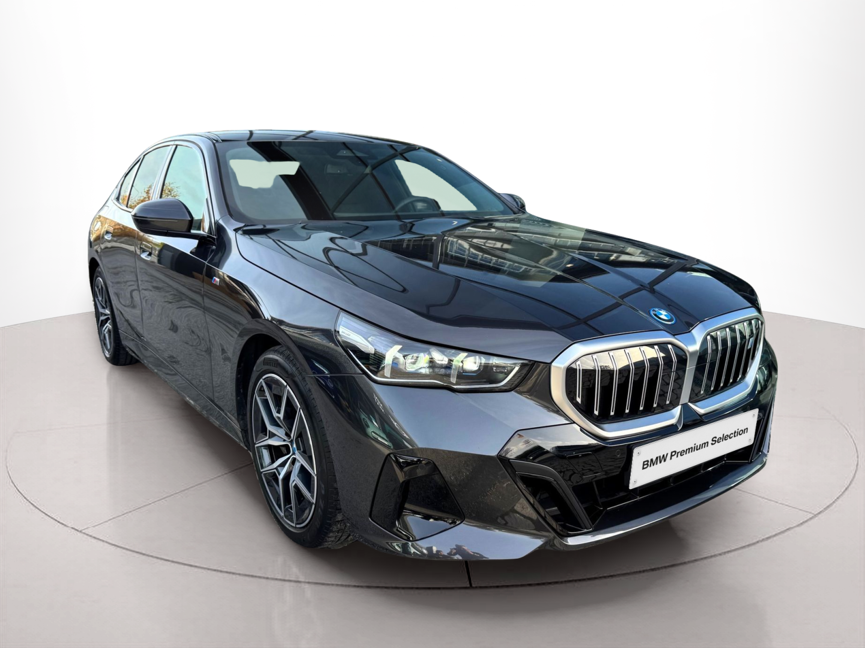 BMW i5 eDrive40 color Gris. Año 2024. 250KW(340CV). Elétrico. En concesionario Santogal Oeiras de Oeiras