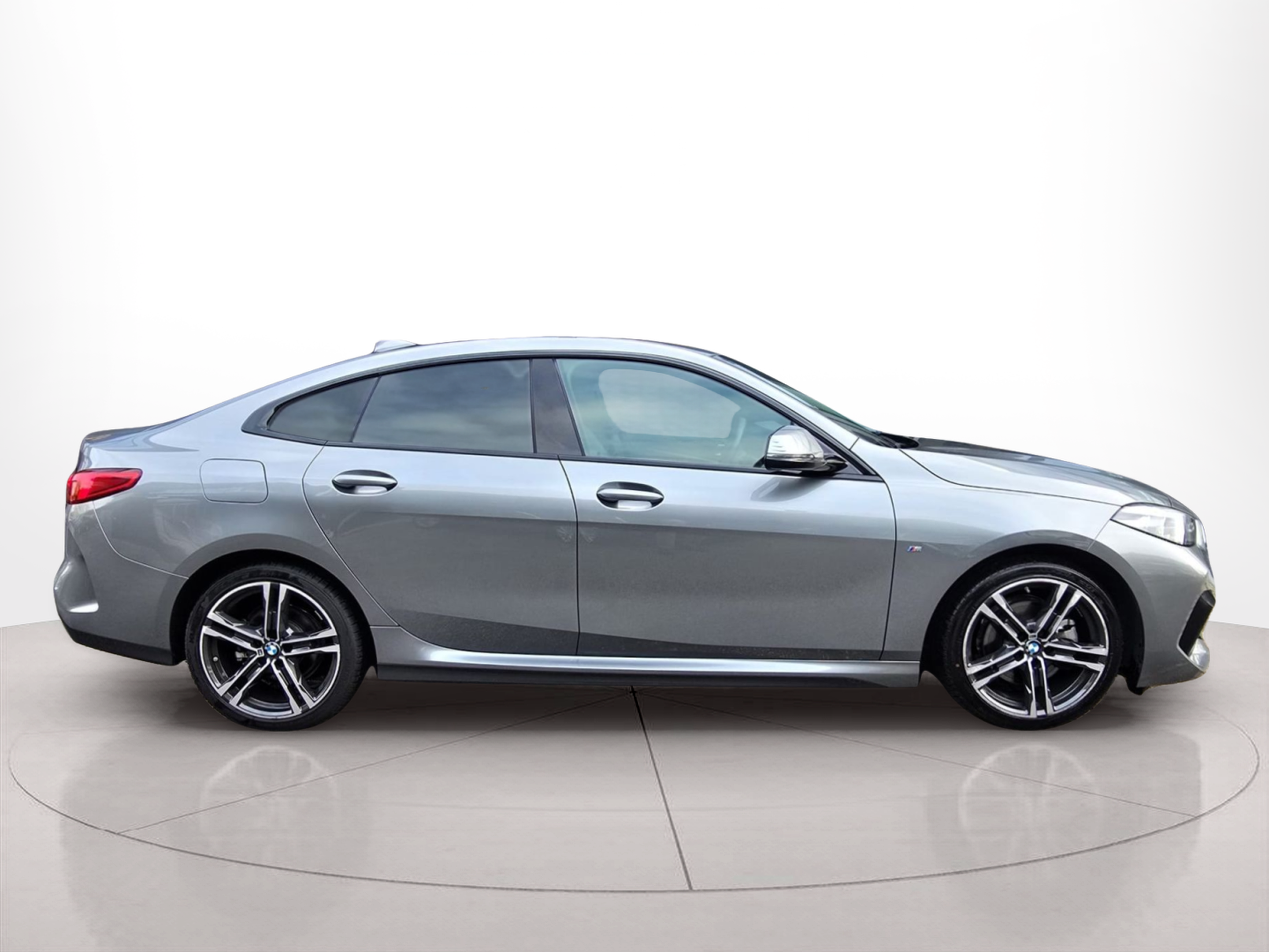 Fotos de BMW Série 2 216d Gran Coupe color Gris. Año 2024. 85KW(116CV). Diesel. En concesionario Santogal Oeiras de Oeiras