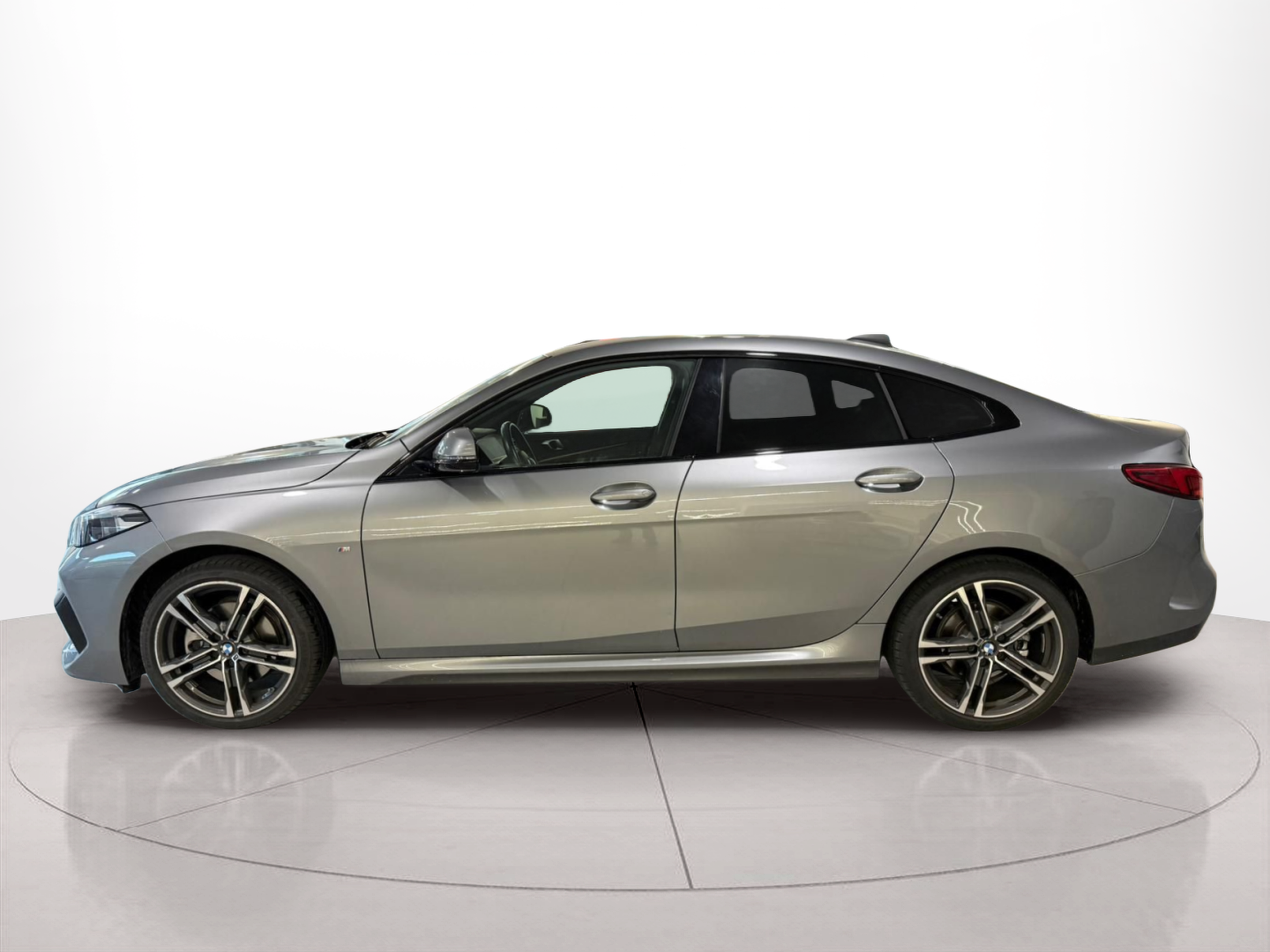 Fotos de BMW Série 2 216d Gran Coupe color Gris. Año 2024. 85KW(116CV). Diesel. En concesionario Santogal Carnaxide de Oeiras