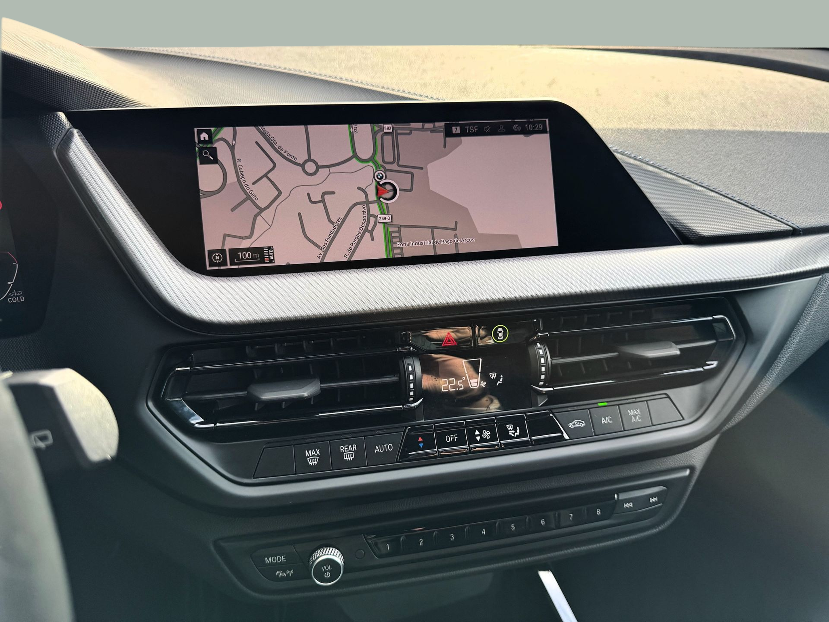 BMW Série 1 116d color Negro. Año 2024. 85KW(116CV). Diesel. En concesionario Santogal Oeiras de Oeiras