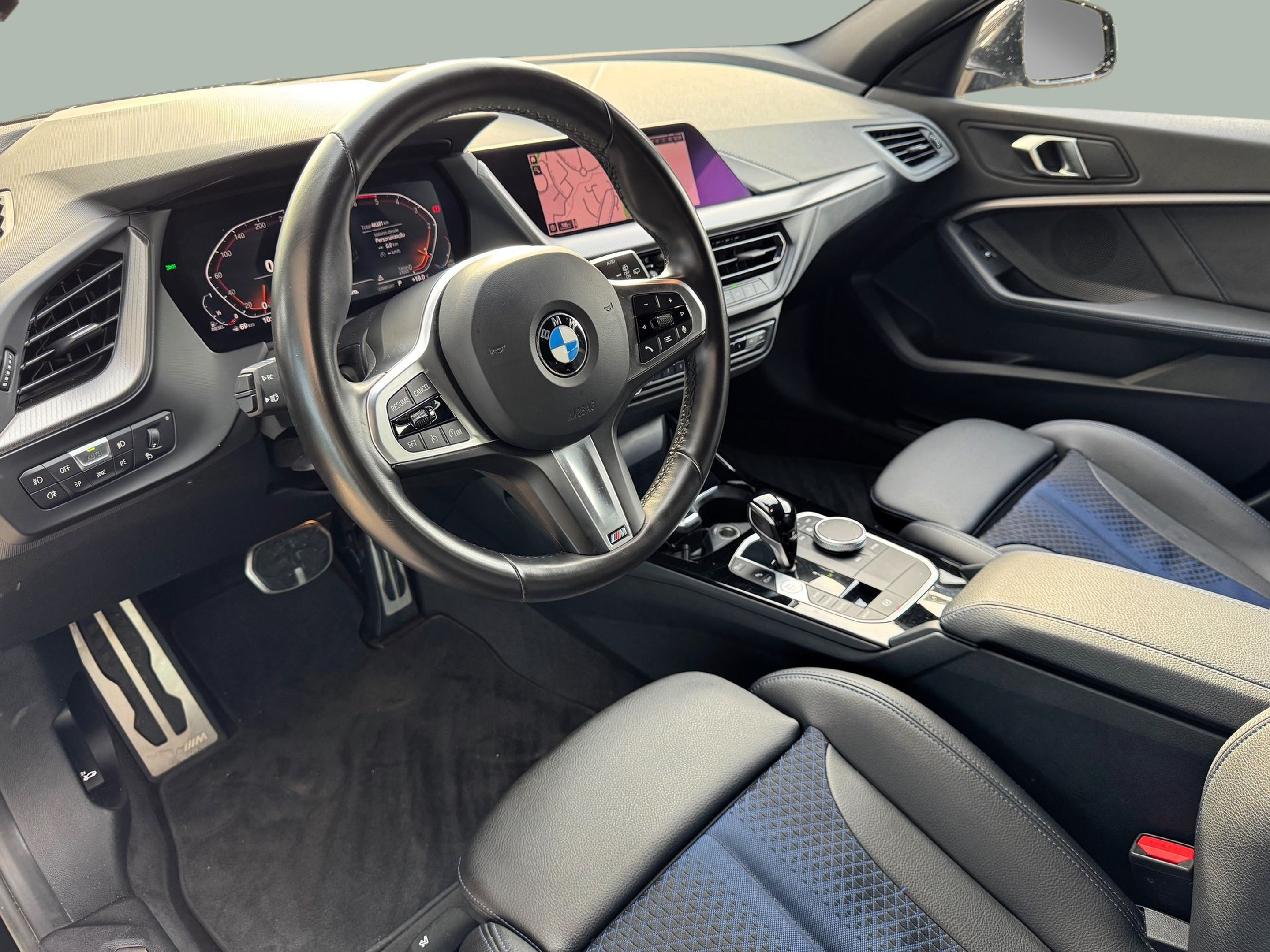 BMW Série 1 116d color Negro. Año 2024. 85KW(116CV). Diesel. En concesionario Santogal Oeiras de Oeiras