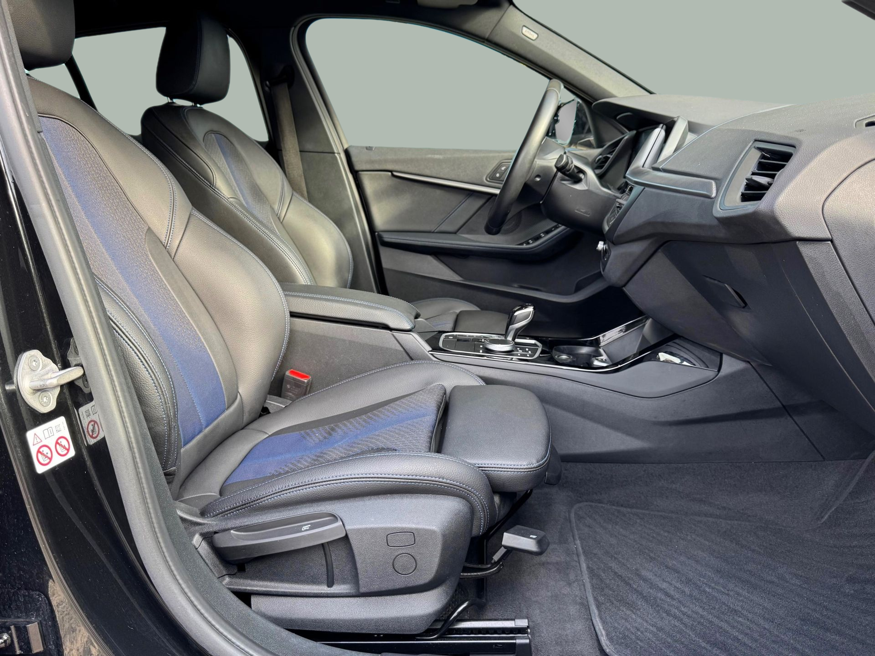 BMW Série 1 116d color Negro. Año 2024. 85KW(116CV). Diesel. En concesionario Santogal Oeiras de Oeiras