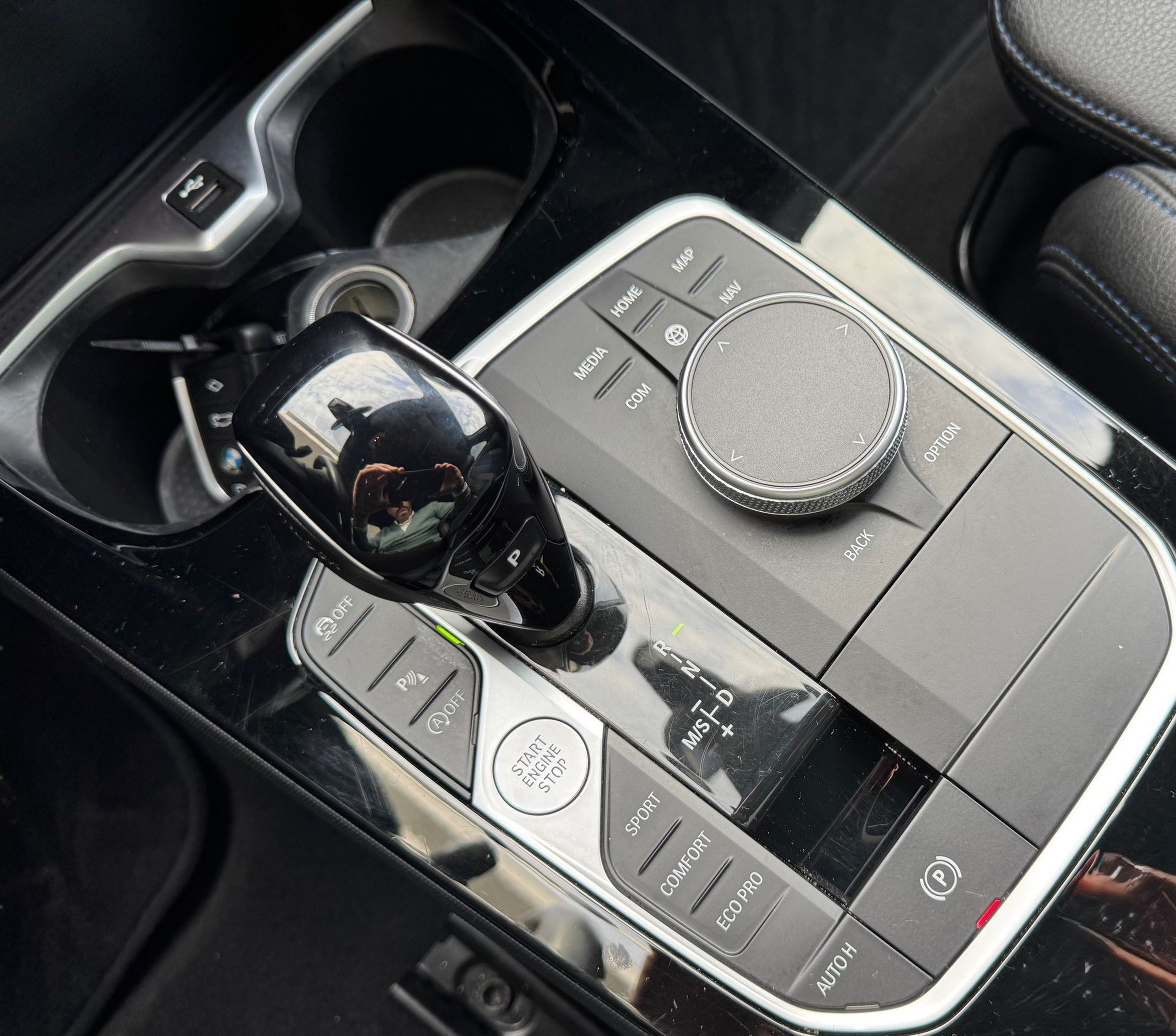 BMW Série 1 116d color Negro. Año 2024. 85KW(116CV). Diesel. En concesionario Santogal Oeiras de Oeiras