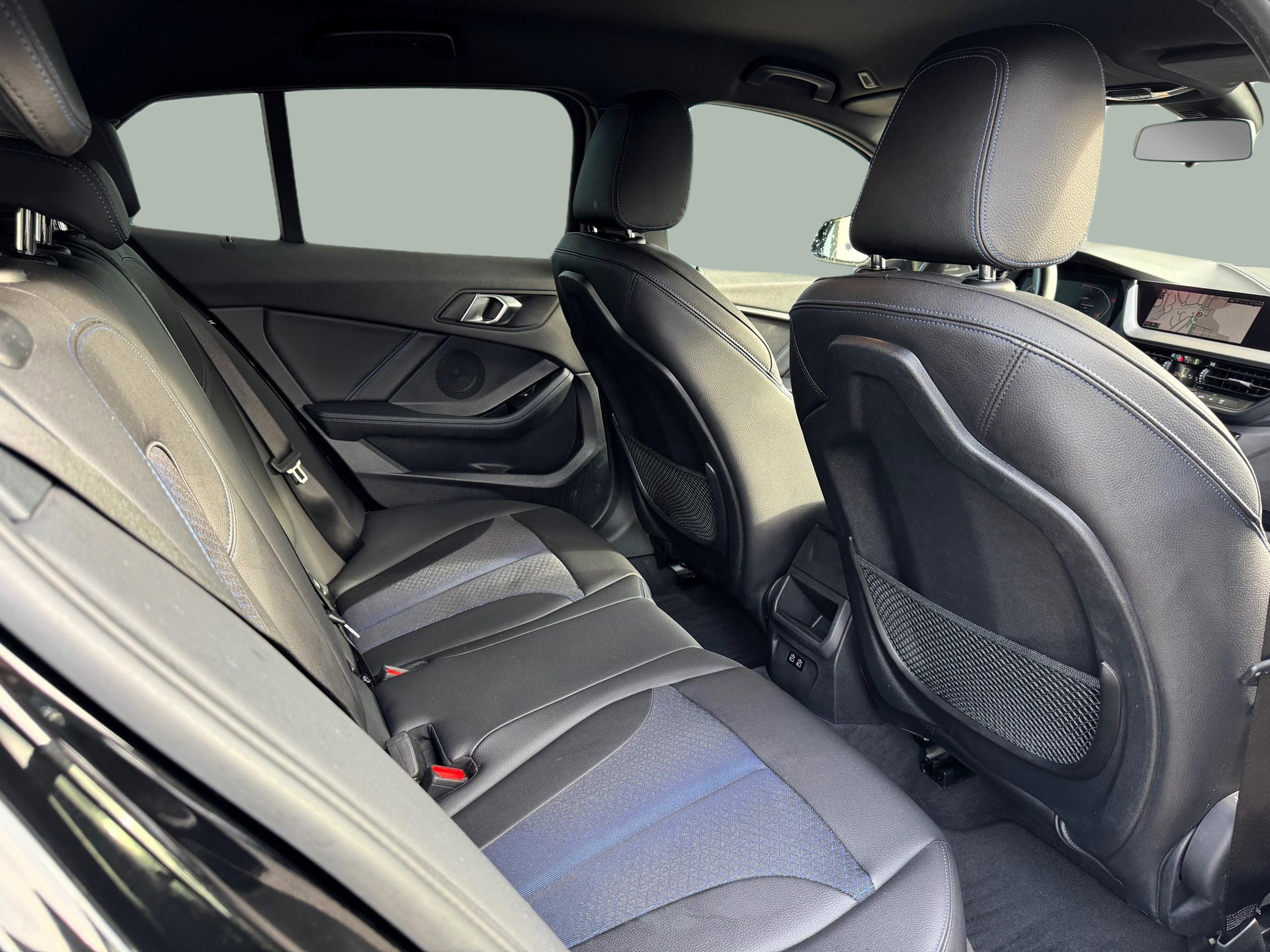 BMW Série 1 116d color Negro. Año 2024. 85KW(116CV). Diesel. En concesionario Santogal Oeiras de Oeiras