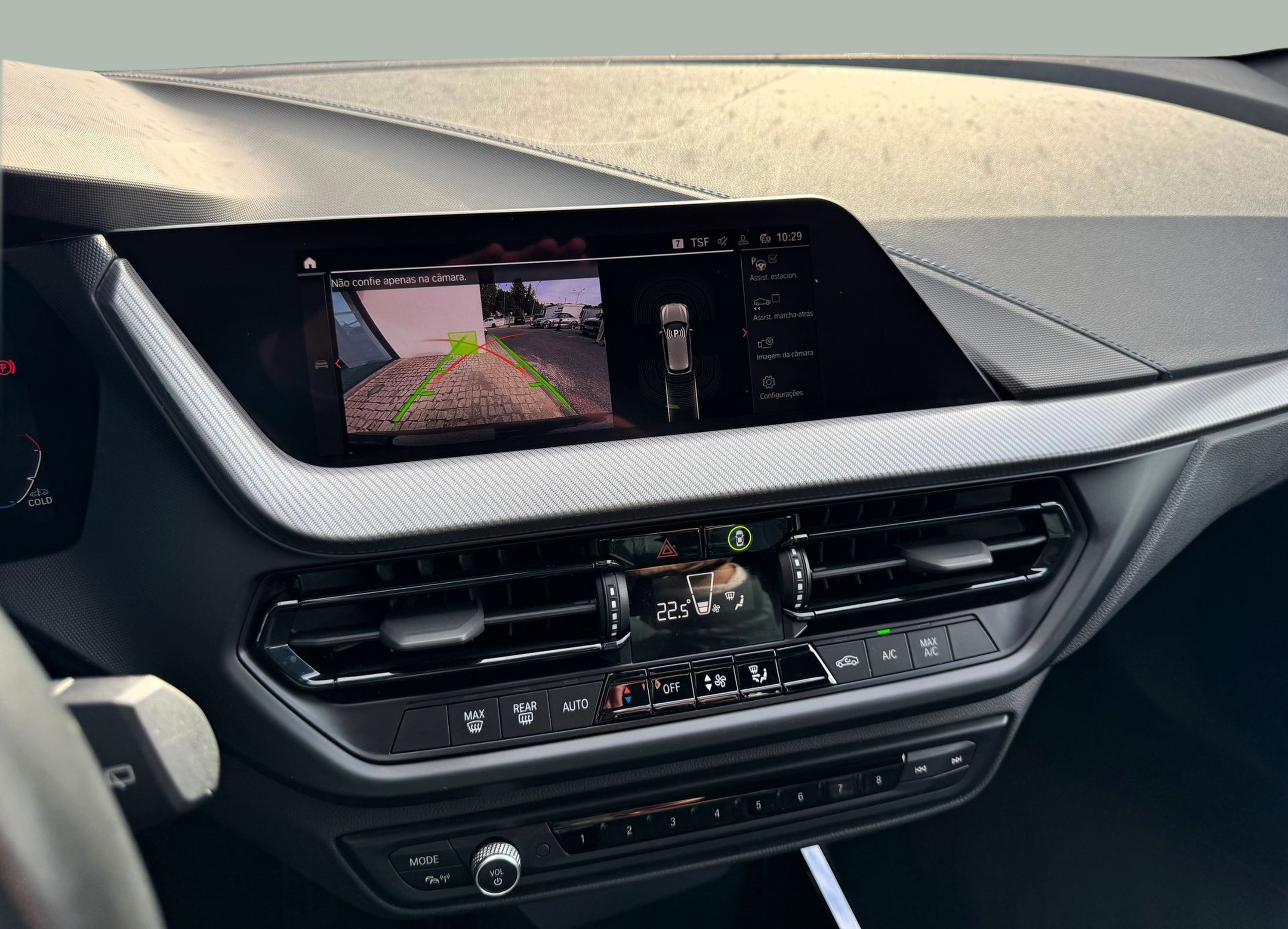 BMW Série 1 116d color Negro. Año 2024. 85KW(116CV). Diesel. En concesionario Santogal Oeiras de Oeiras