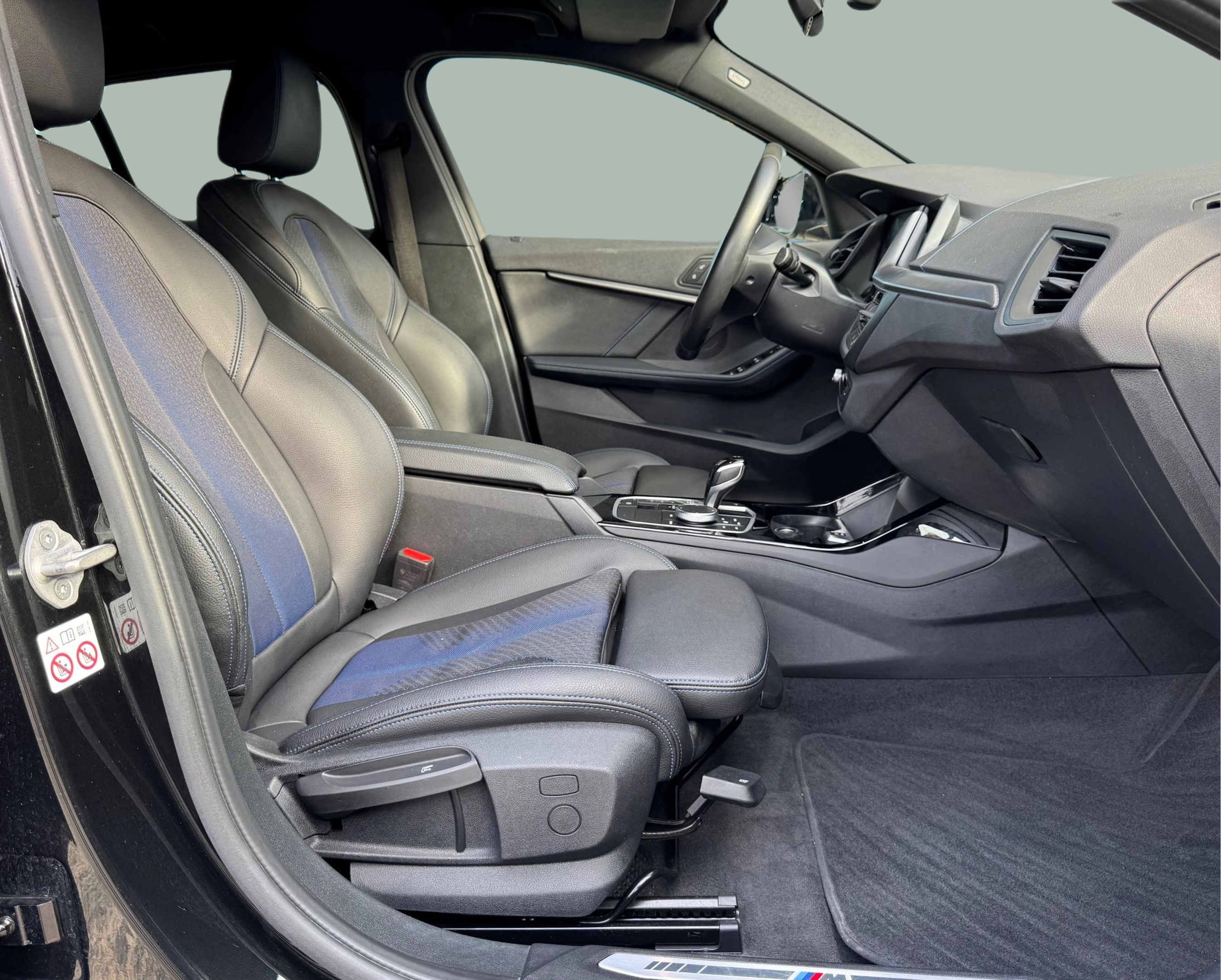 BMW Série 1 116d color Negro. Año 2024. 85KW(116CV). Diesel. En concesionario Santogal Oeiras de Oeiras