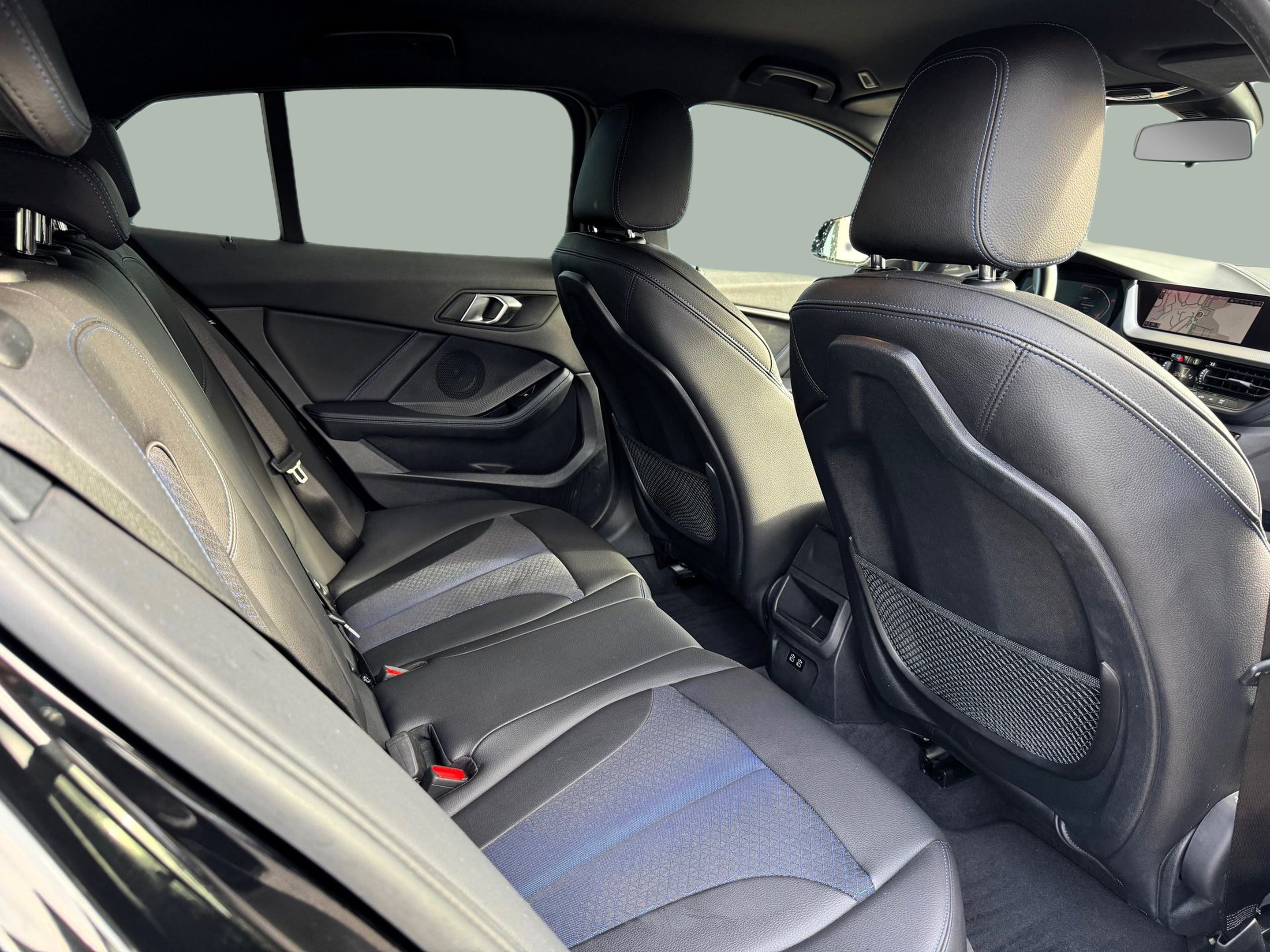 BMW Série 1 116d color Negro. Año 2024. 85KW(116CV). Diesel. En concesionario Santogal Oeiras de Oeiras