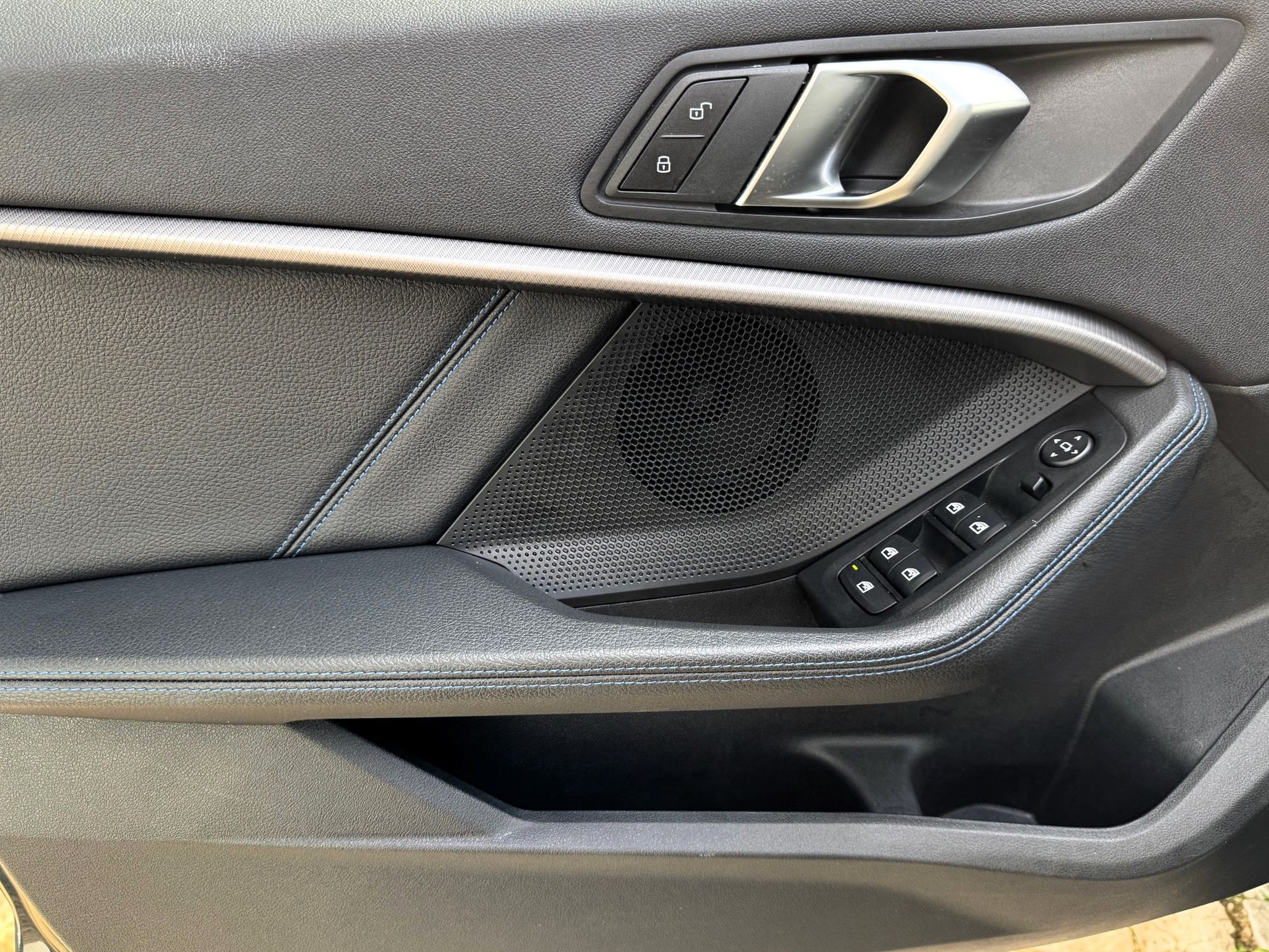 BMW Série 1 116d color Negro. Año 2024. 85KW(116CV). Diesel. En concesionario Santogal Oeiras de Oeiras