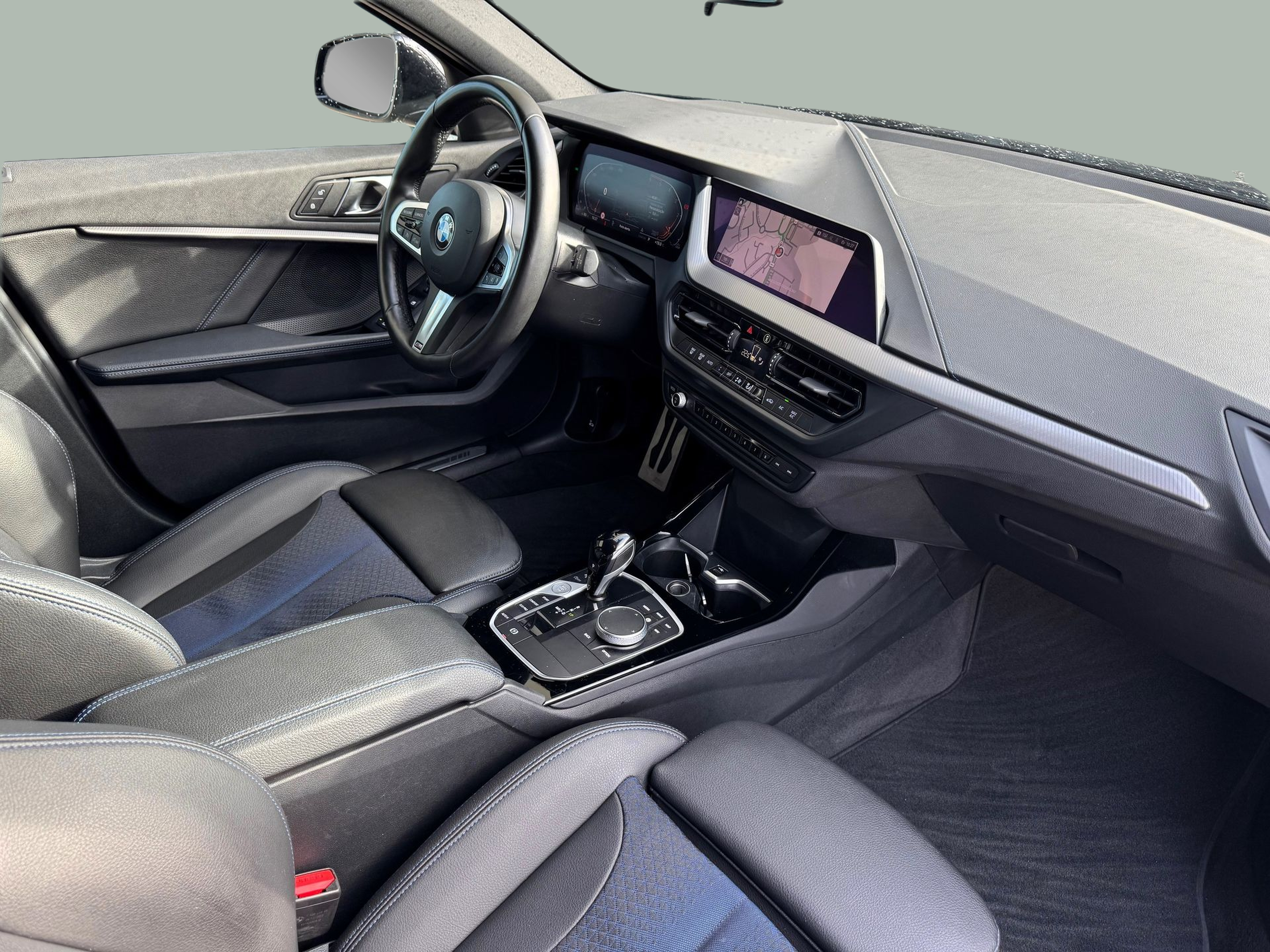 BMW Série 1 116d color Negro. Año 2024. 85KW(116CV). Diesel. En concesionario Santogal Oeiras de Oeiras