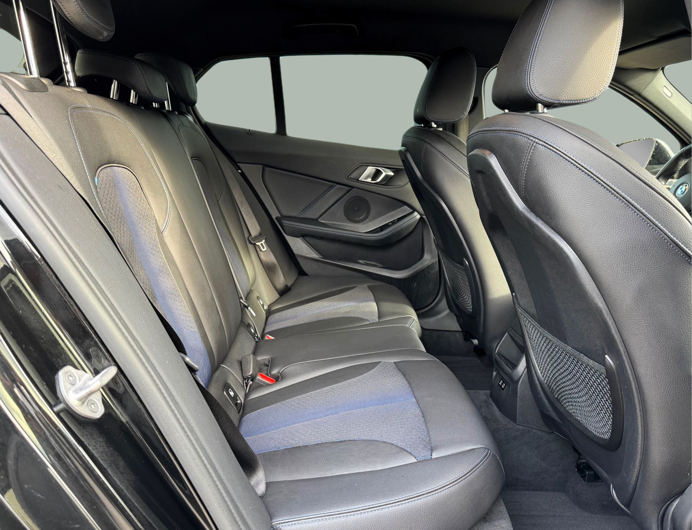 BMW Série 1 116d color Negro. Año 2024. 85KW(116CV). Diesel. En concesionario Santogal Oeiras de Oeiras