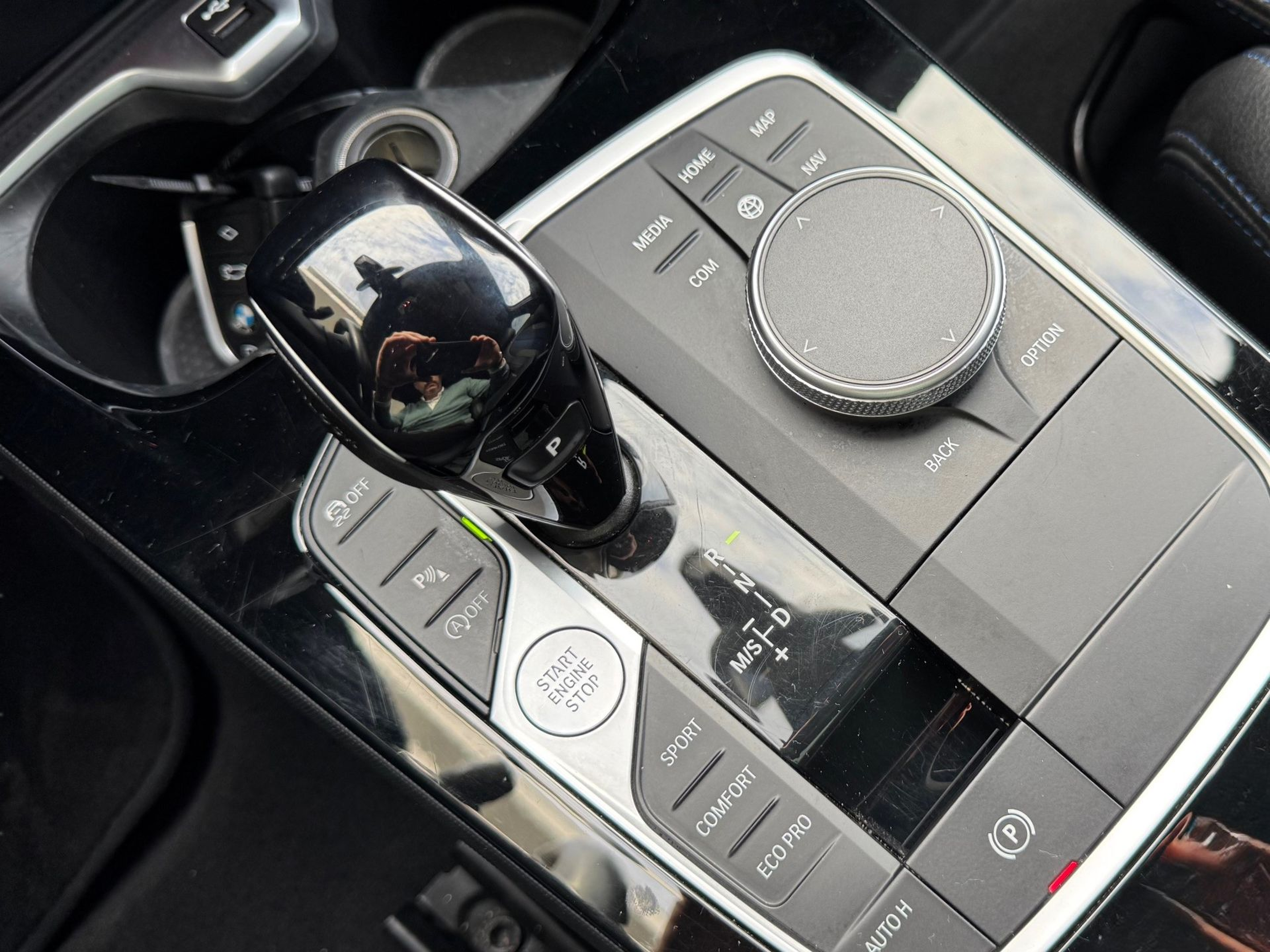 BMW Série 1 116d color Negro. Año 2024. 85KW(116CV). Diesel. En concesionario Santogal Oeiras de Oeiras