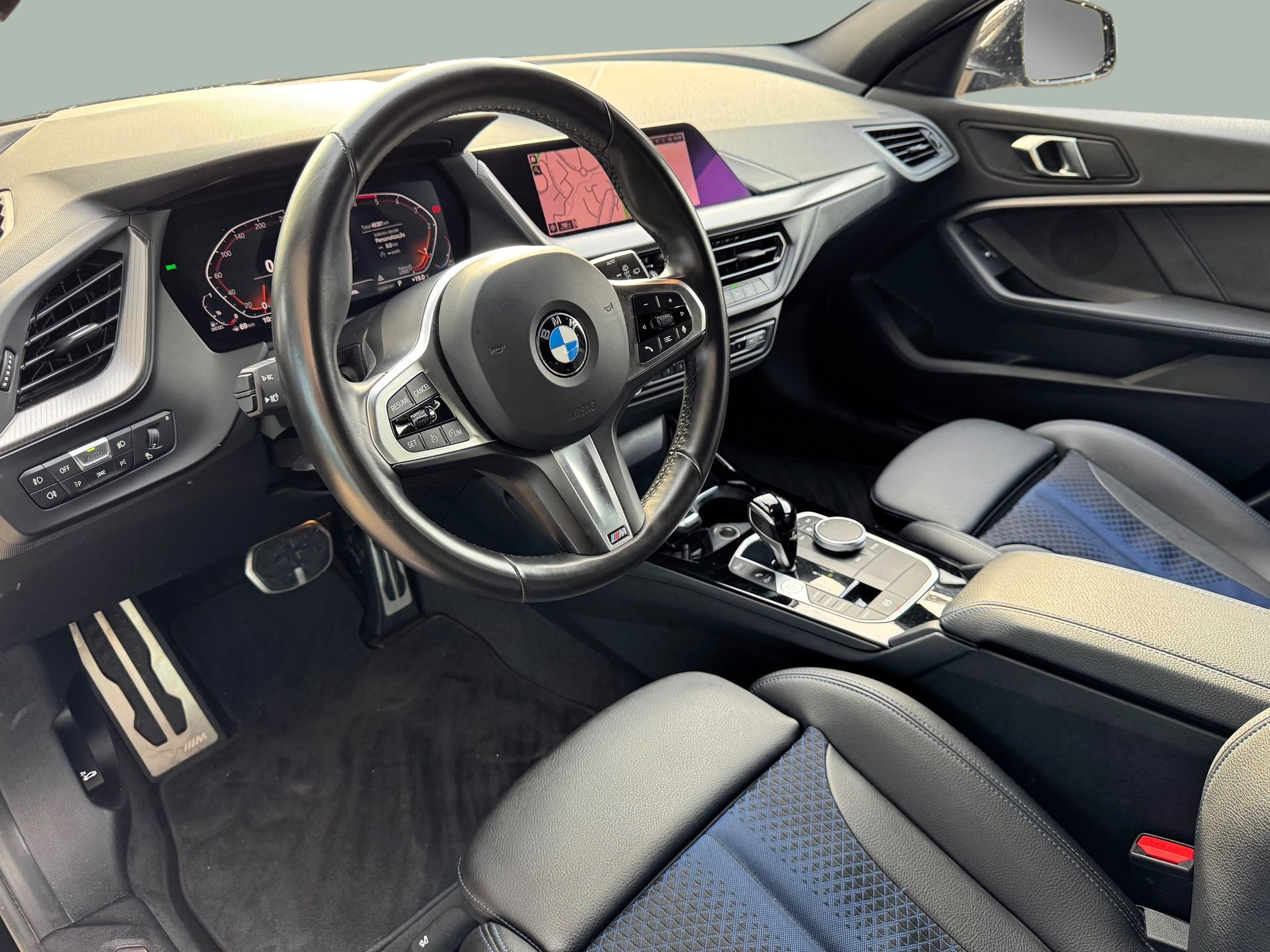 BMW Série 1 116d color Negro. Año 2024. 85KW(116CV). Diesel. En concesionario Santogal Oeiras de Oeiras