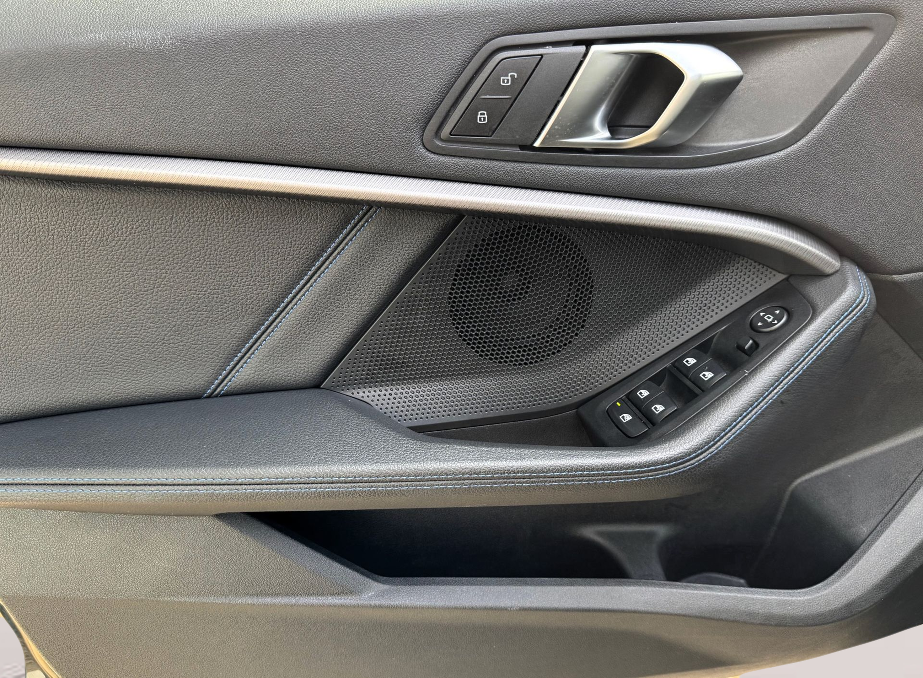 BMW Série 1 116d color Negro. Año 2024. 85KW(116CV). Diesel. En concesionario Santogal Oeiras de Oeiras