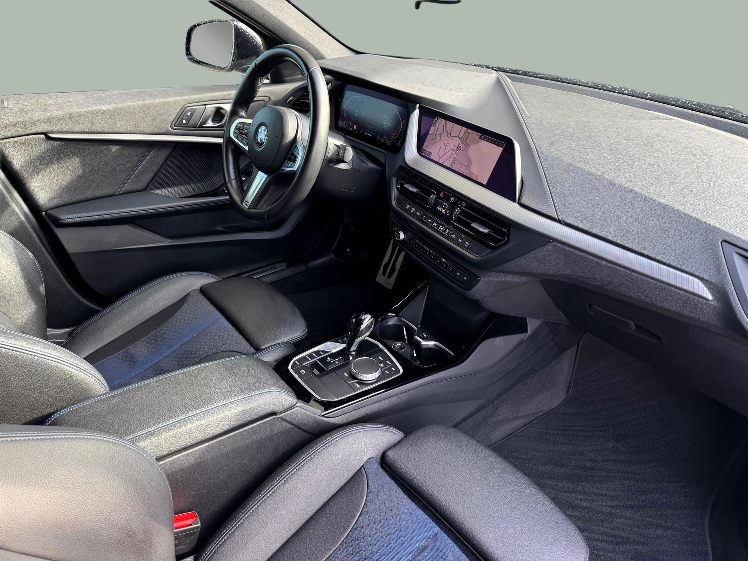 BMW Série 1 116d color Negro. Año 2024. 85KW(116CV). Diesel. En concesionario Santogal Oeiras de Oeiras