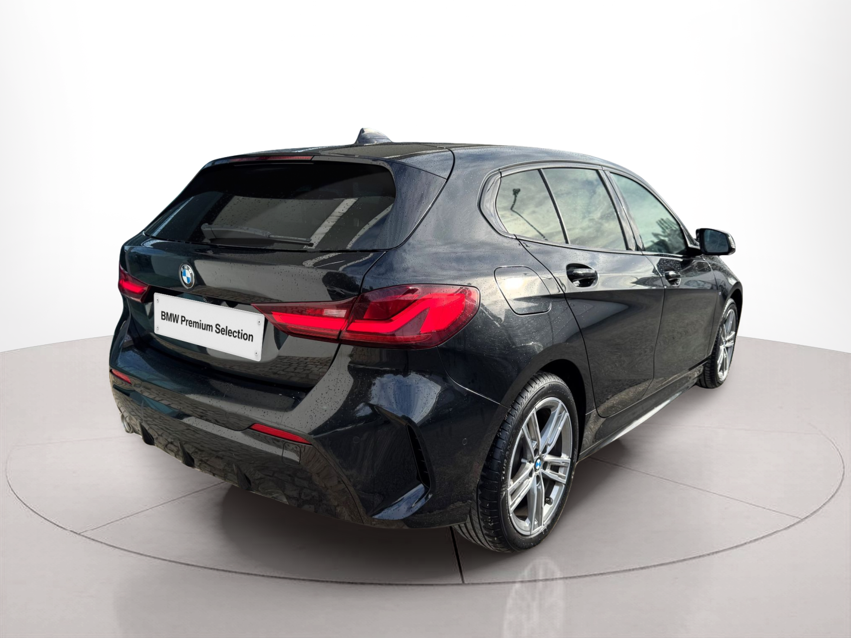 BMW Série 1 116d color Negro. Año 2024. 85KW(116CV). Diesel. En concesionario Santogal Oeiras de Oeiras