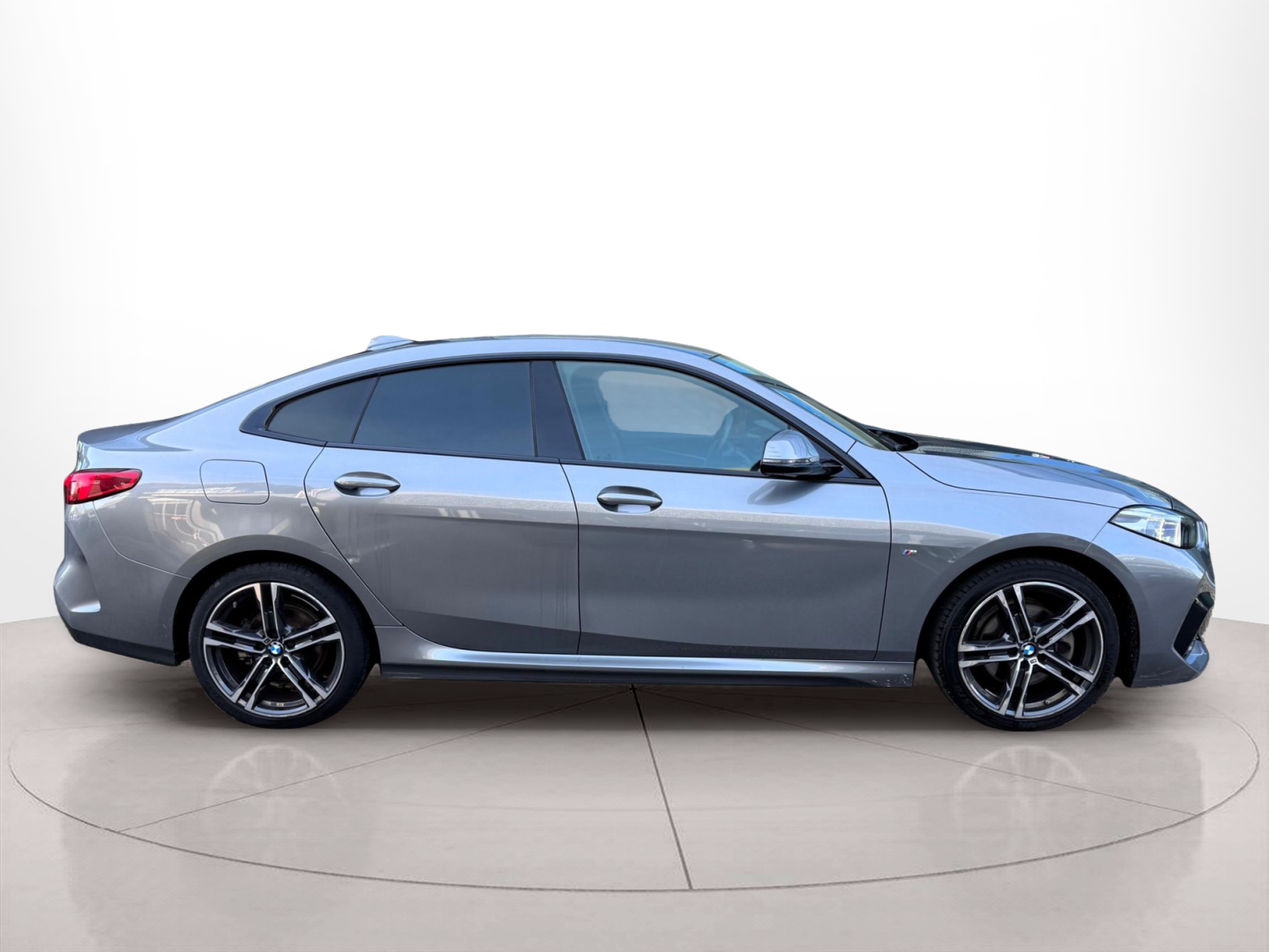 Fotos de BMW Série 2 216d Gran Coupe color Gris. Año 2024. 85KW(116CV). Diesel. En concesionario Santogal Oeiras de Oeiras