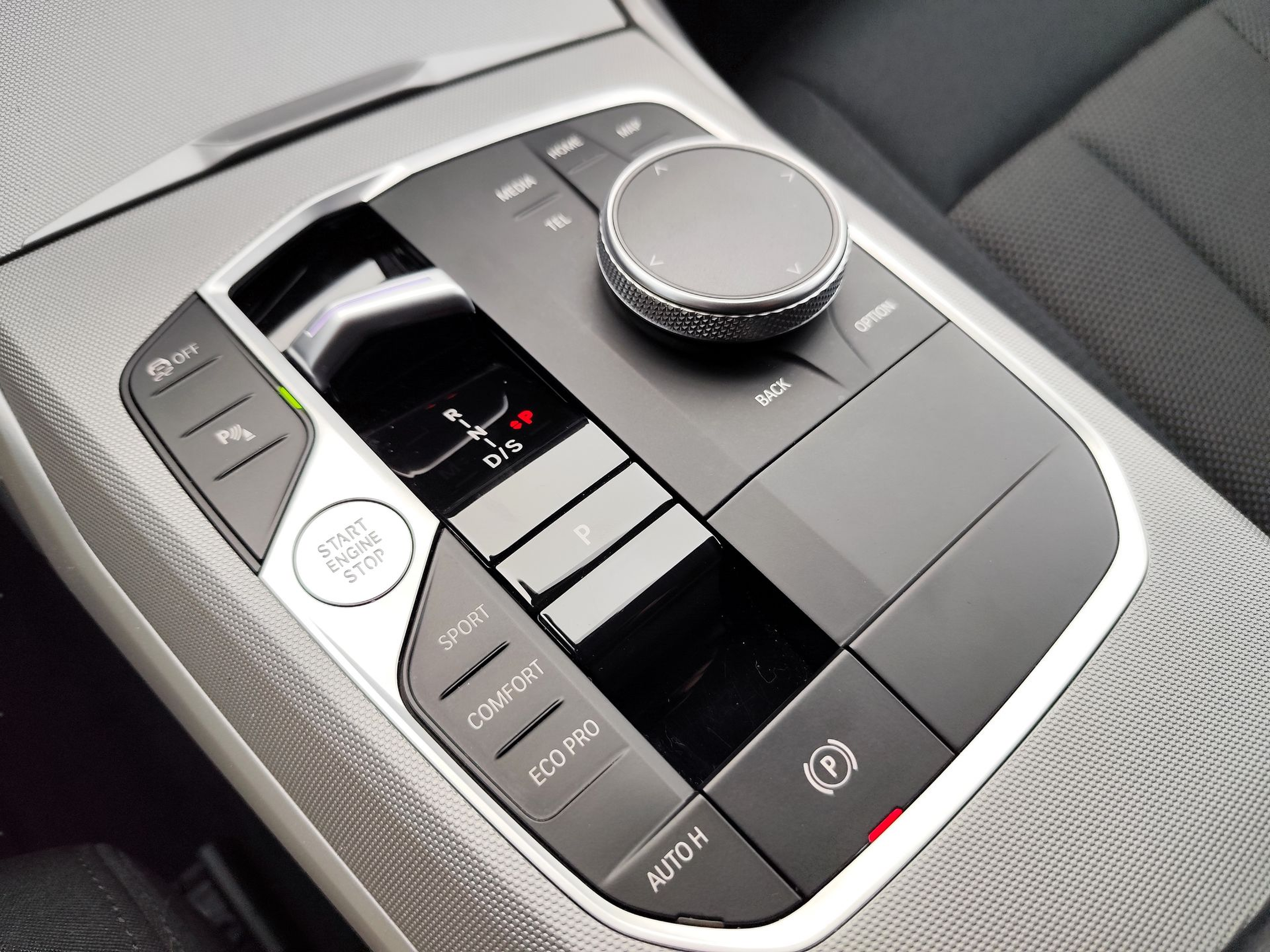 BMW Série 3 318d Touring color Negro. Año 2024. 110KW(150CV). Diesel. En concesionario Santogal Oeiras de Oeiras