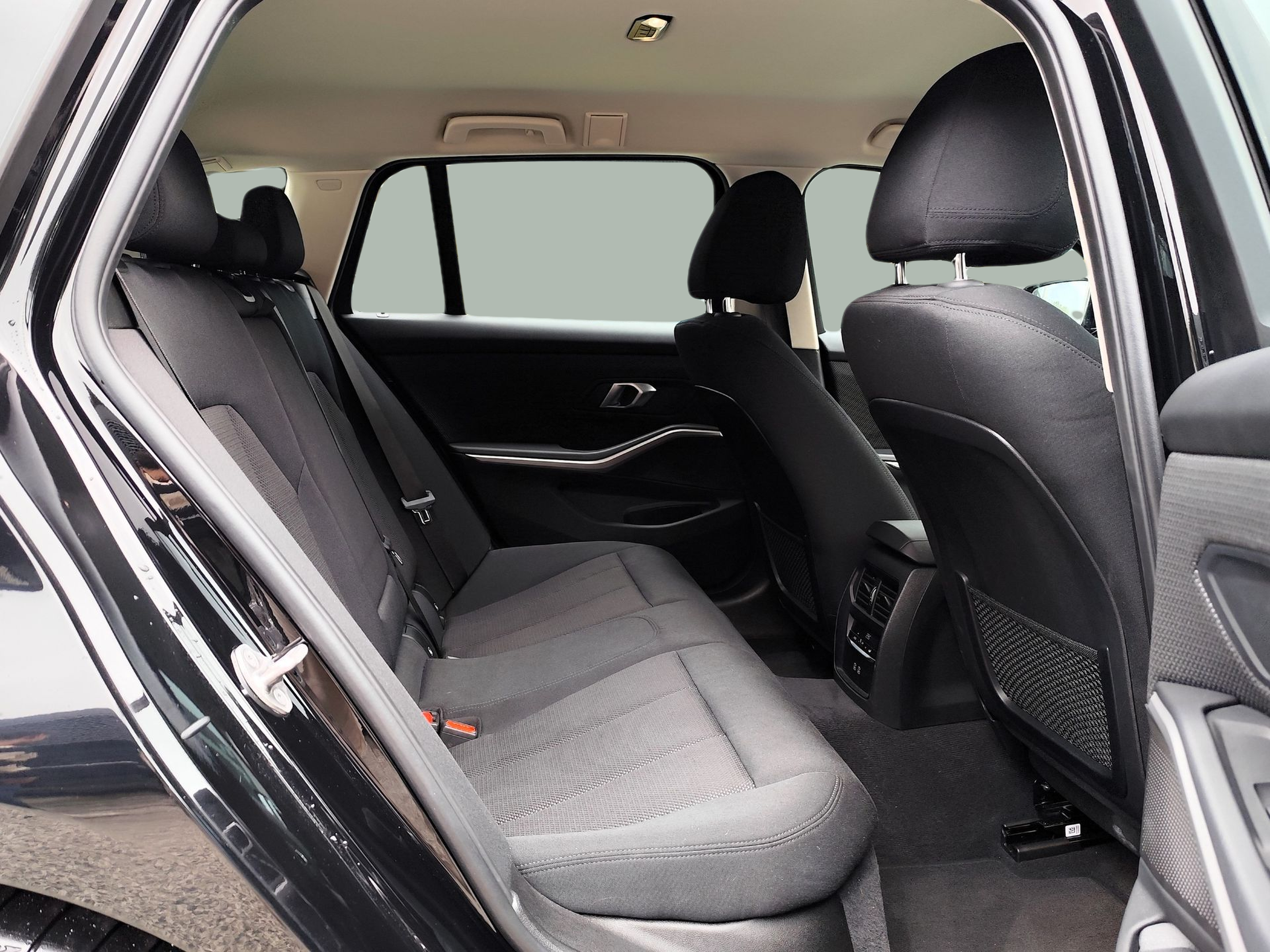 BMW Série 3 318d Touring color Negro. Año 2024. 110KW(150CV). Diesel. En concesionario Santogal Oeiras de Oeiras