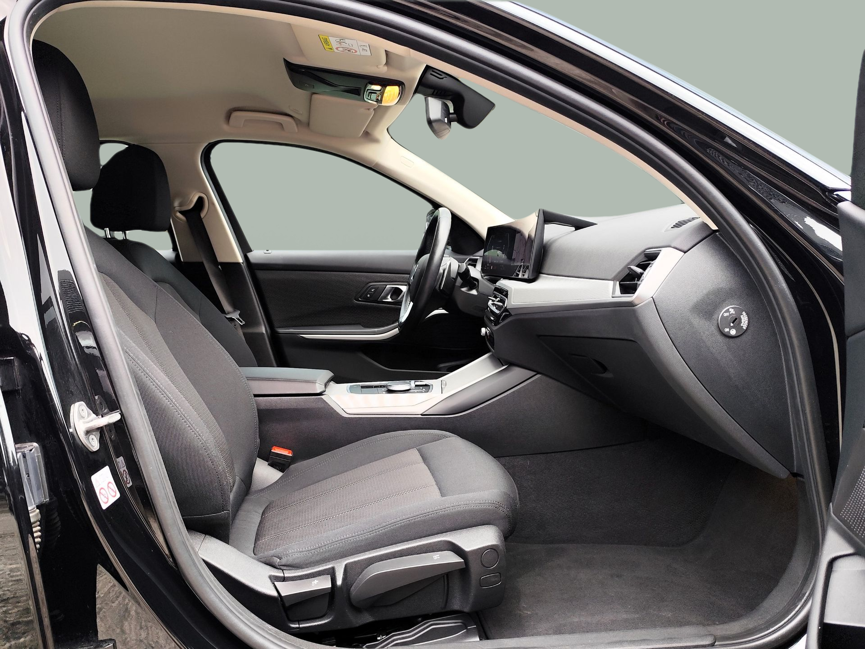 BMW Série 3 318d Touring color Negro. Año 2024. 110KW(150CV). Diesel. En concesionario Santogal Oeiras de Oeiras