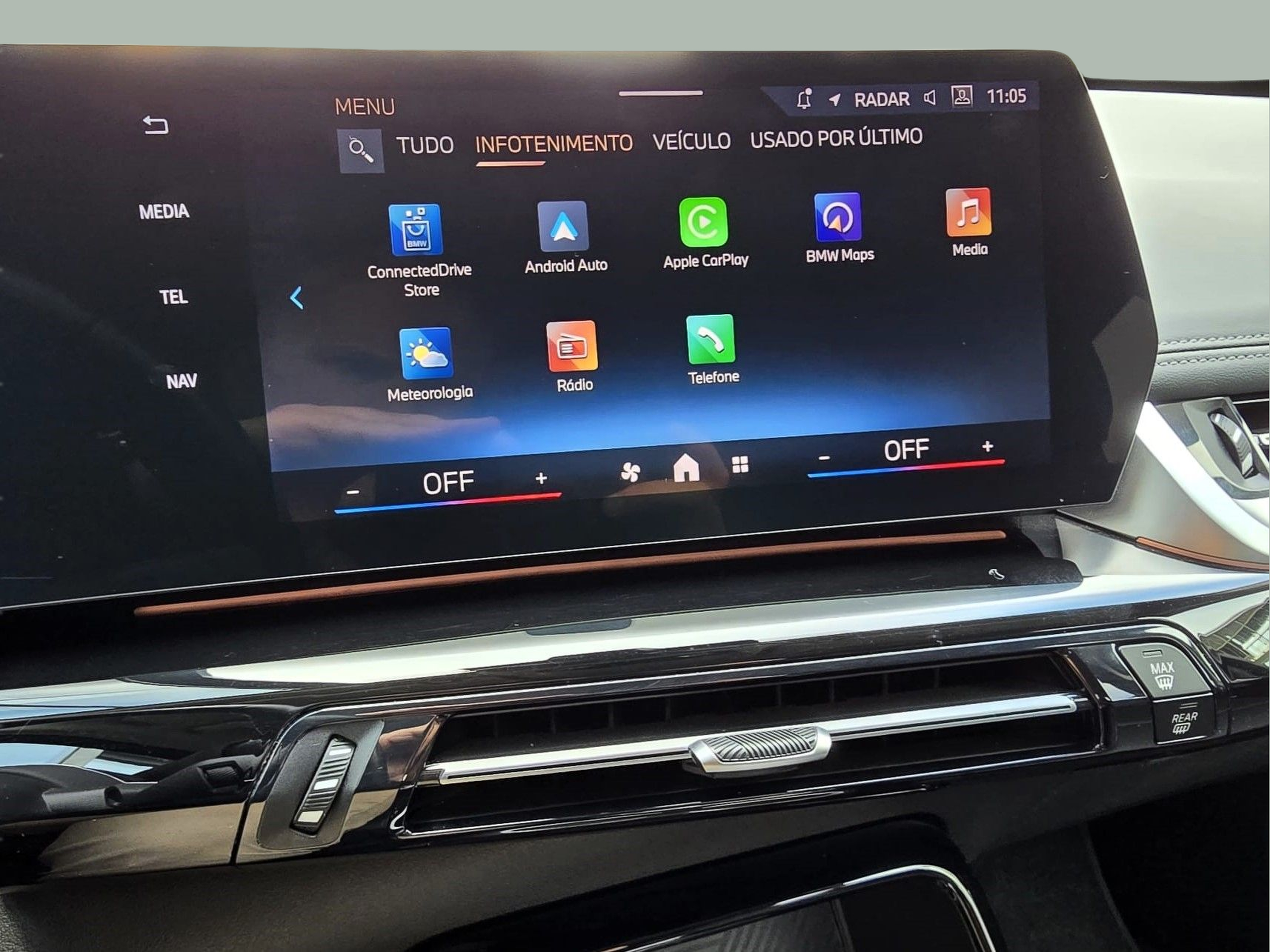 BMW iX1 eDrive20 color Negro. Año 2024. 150KW(204CV). Elétrico. En concesionario Santogal Oeiras de Oeiras