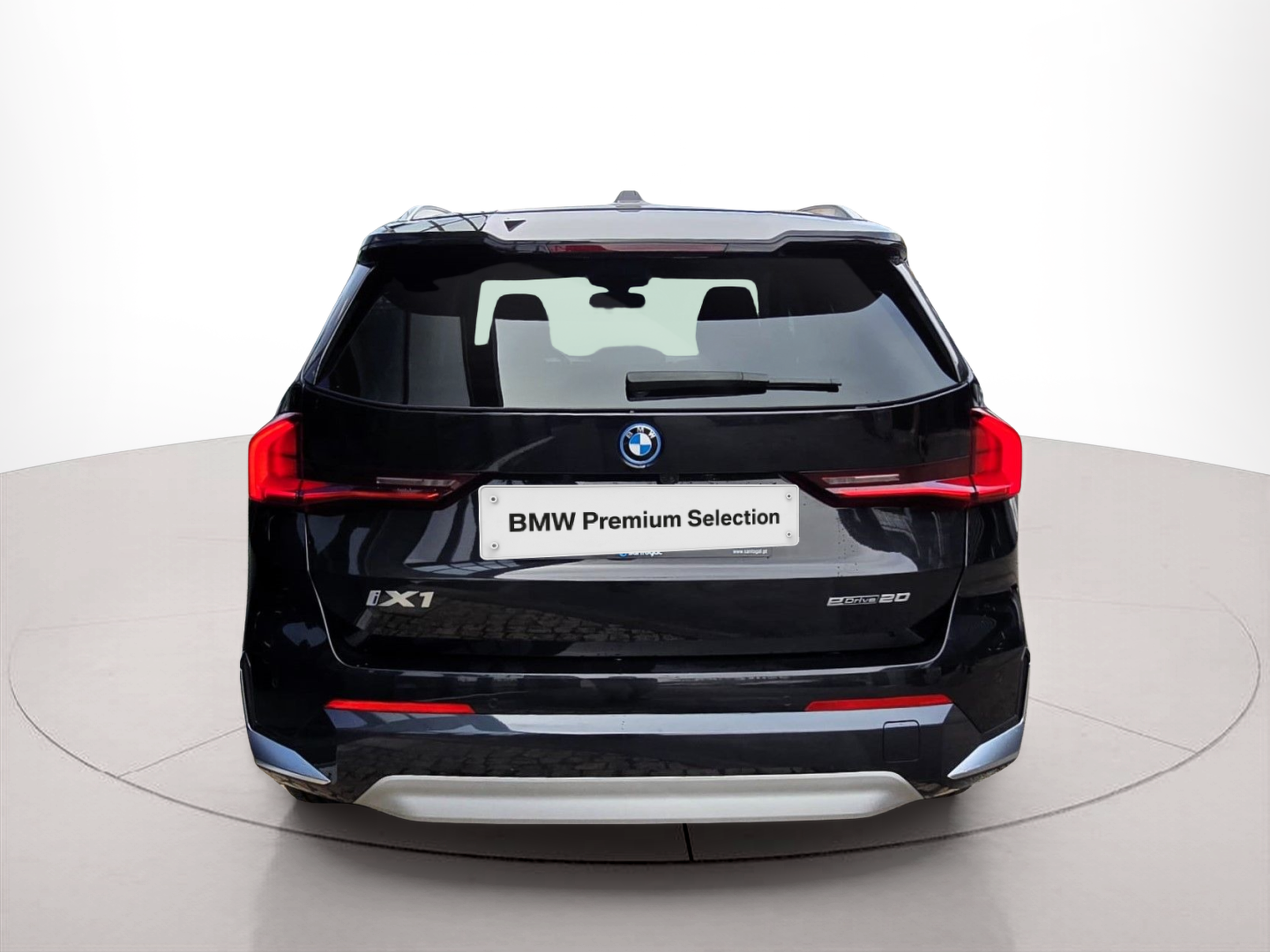 BMW iX1 eDrive20 color Negro. Año 2024. 150KW(204CV). Elétrico. En concesionario Santogal Oeiras de Oeiras