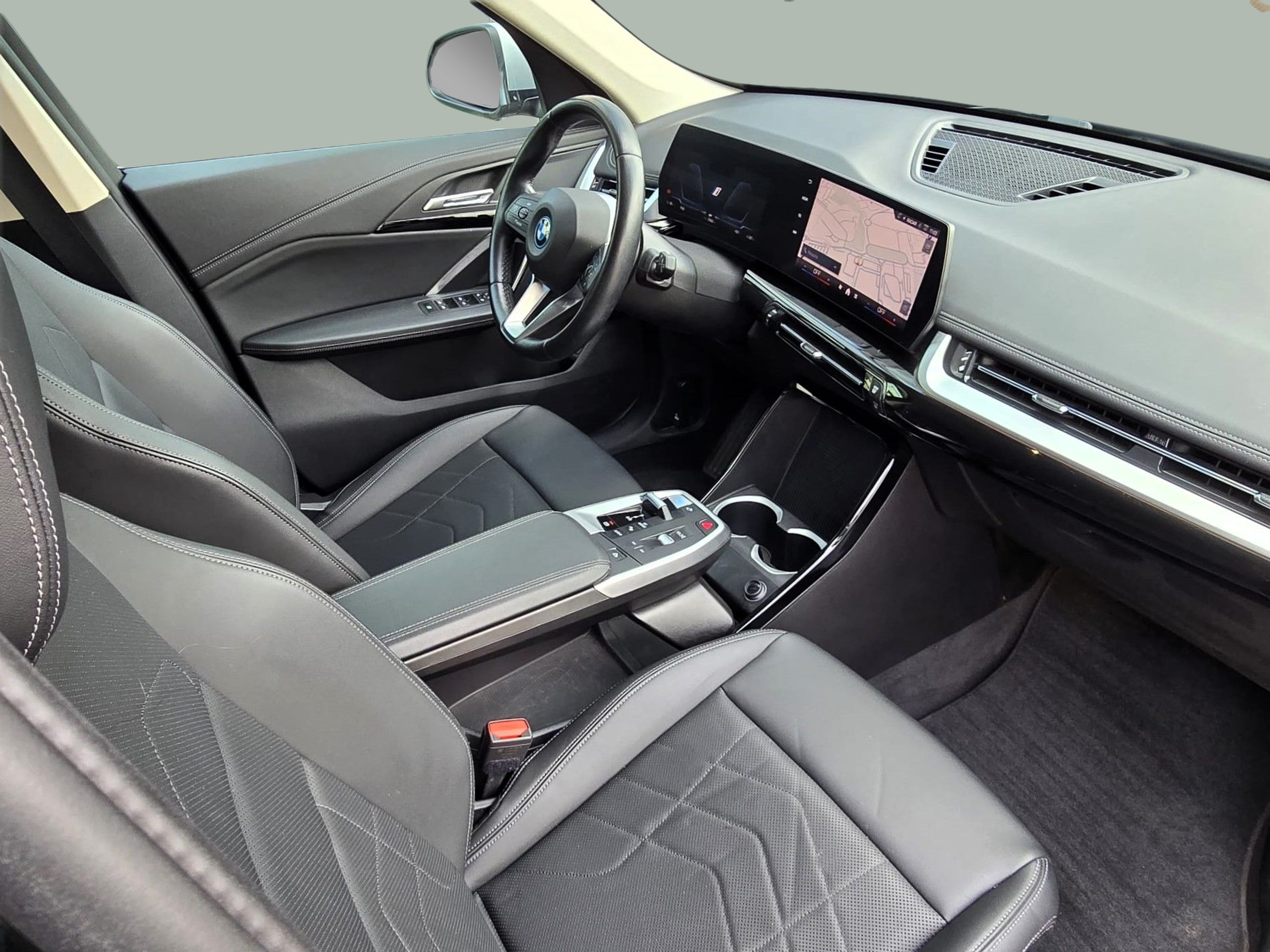 BMW iX1 eDrive20 color Negro. Año 2024. 150KW(204CV). Elétrico. En concesionario Santogal Oeiras de Oeiras