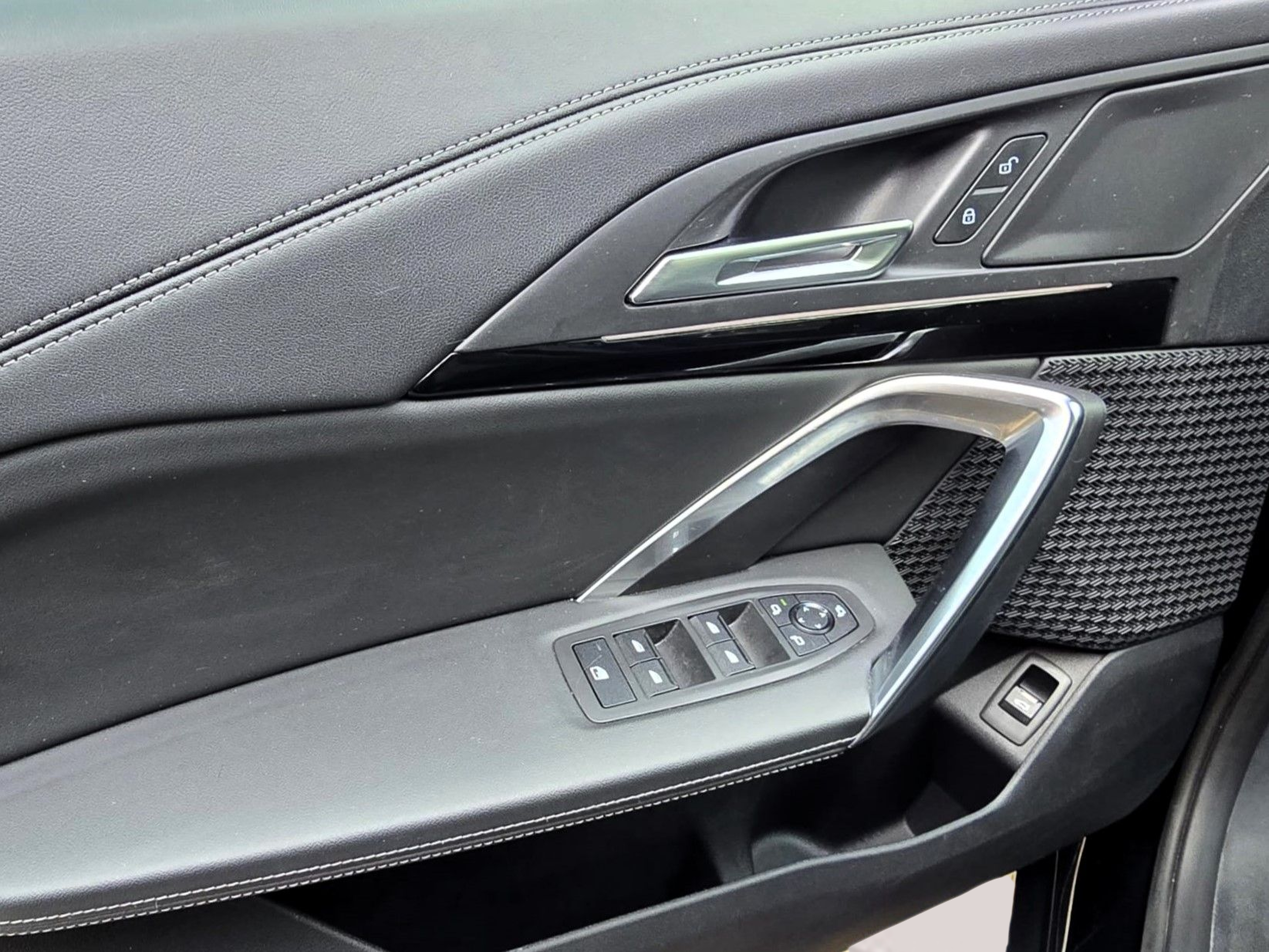 BMW iX1 eDrive20 color Negro. Año 2024. 150KW(204CV). Elétrico. En concesionario Santogal Oeiras de Oeiras