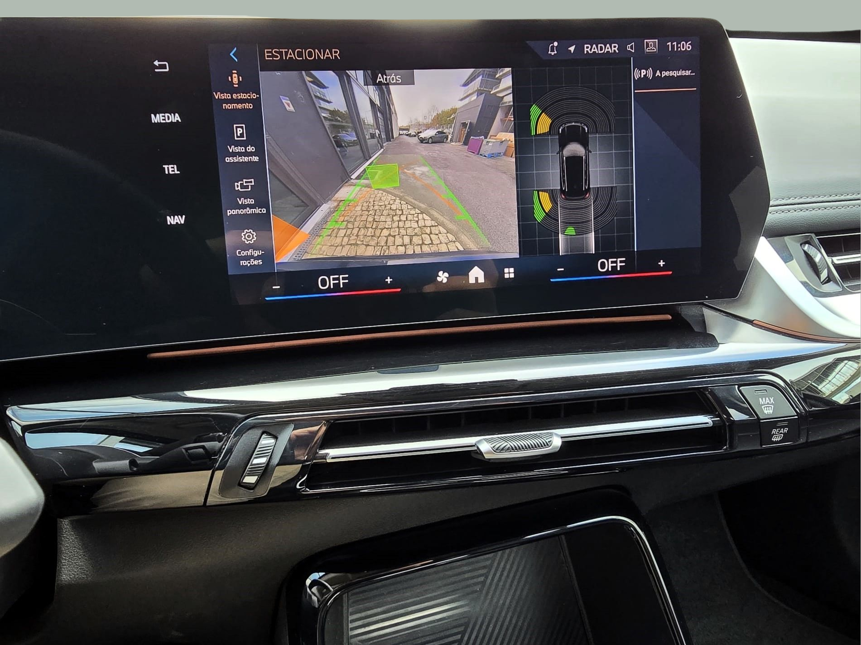 BMW iX1 eDrive20 color Negro. Año 2024. 150KW(204CV). Elétrico. En concesionario Santogal Oeiras de Oeiras