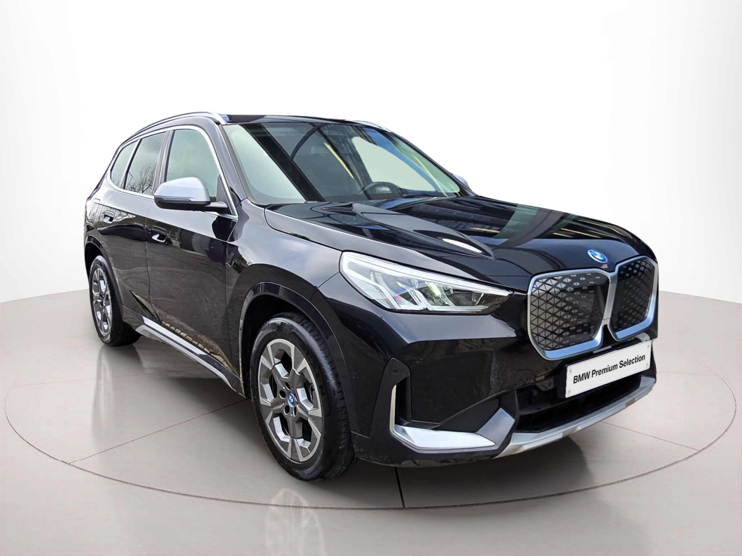 BMW iX1 eDrive20 color Negro. Año 2024. 150KW(204CV). Elétrico. En concesionario Santogal Oeiras de Oeiras