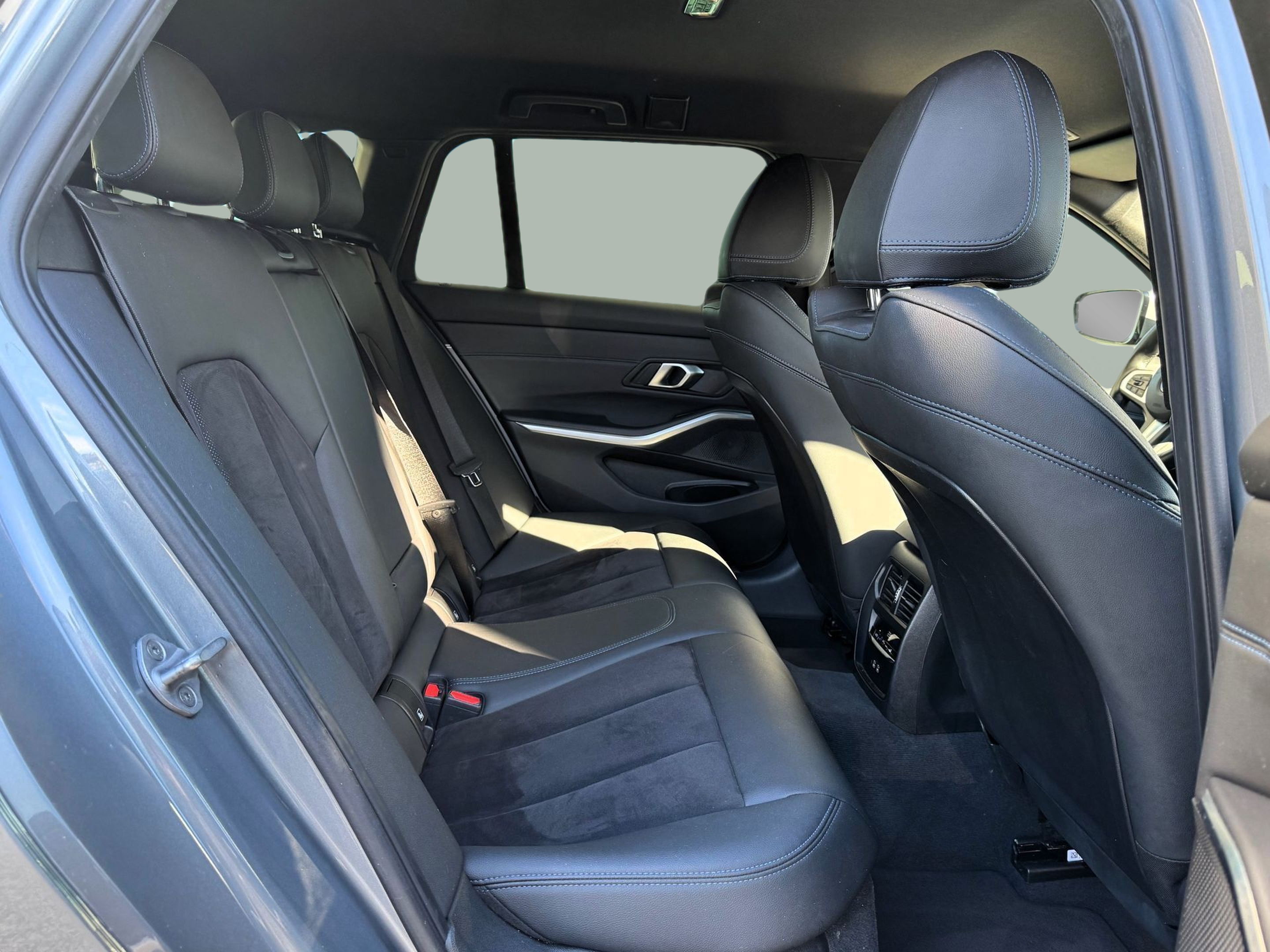 BMW Série 3 320d Touring color Gris. Año 2024. 140KW(190CV). Diesel. En concesionario Santogal Oeiras de Oeiras