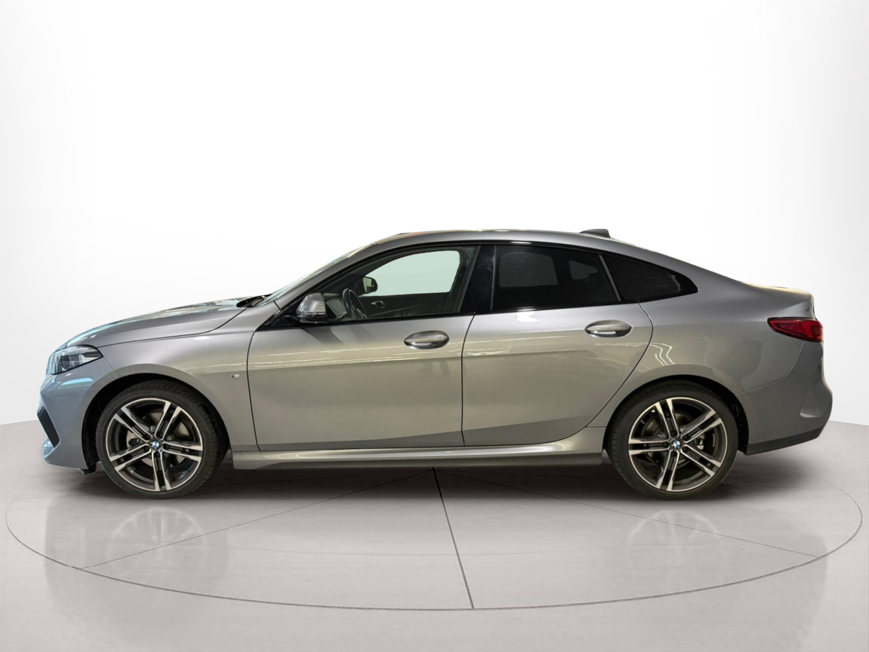 Fotos de BMW Série 2 216d Gran Coupe color Gris. Año 2024. 85KW(116CV). Diesel. En concesionario Santogal Carnaxide de Oeiras