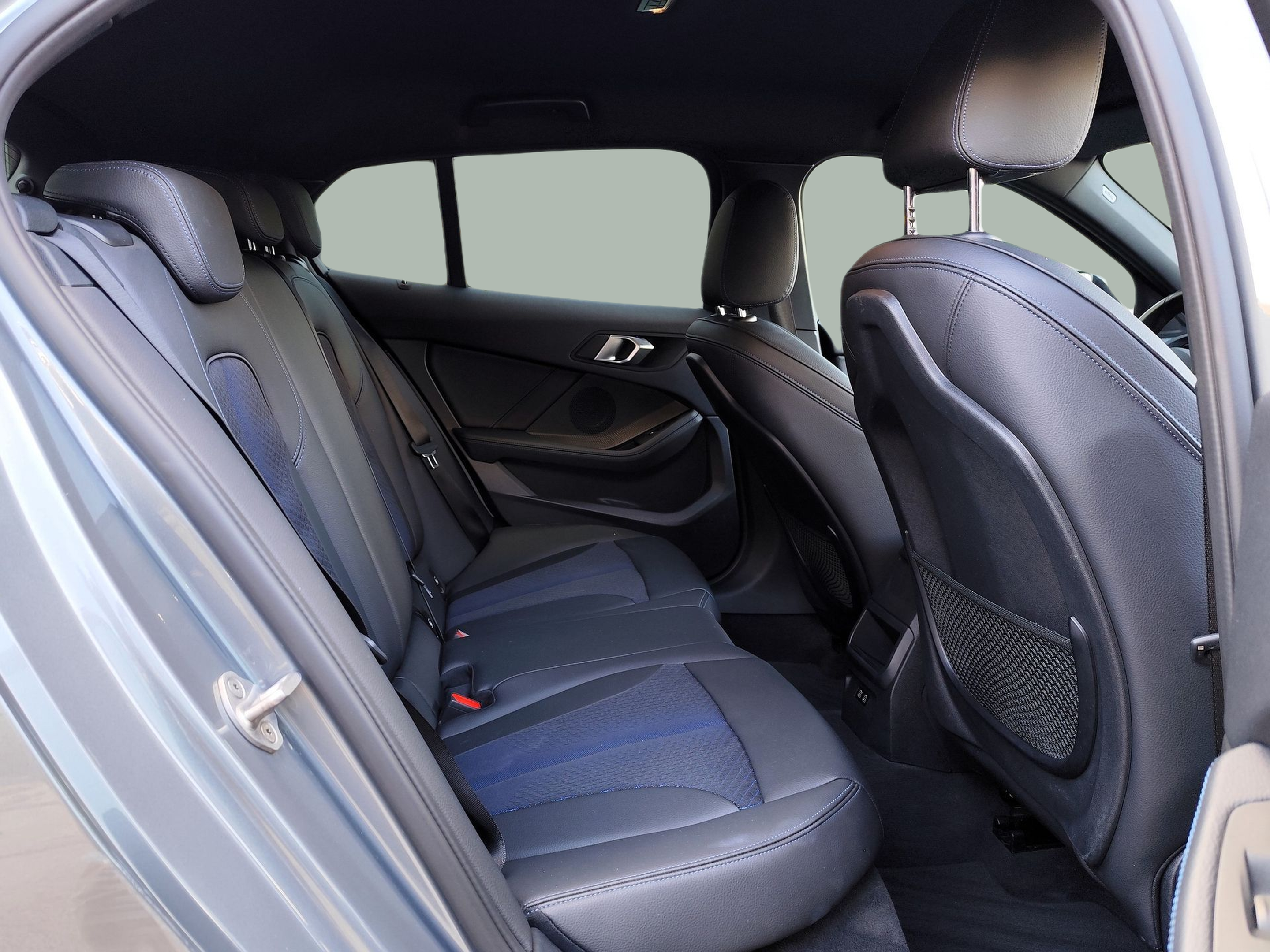 BMW Série 1 116d color Gris. Año 2024. 85KW(116CV). Diesel. En concesionario Santogal Oeiras de Oeiras