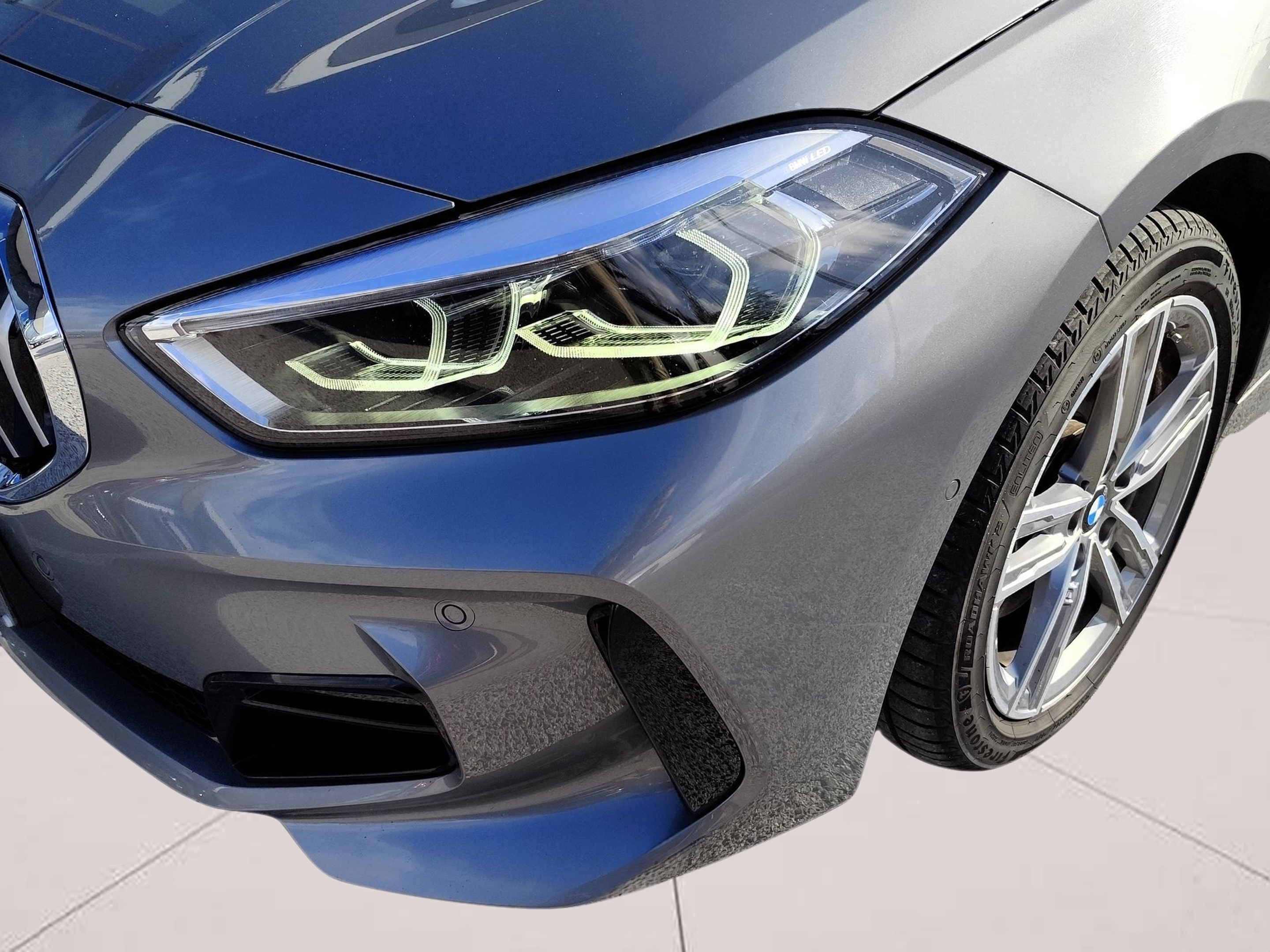 BMW Série 1 116d color Gris. Año 2024. 85KW(116CV). Diesel. En concesionario Santogal Oeiras de Oeiras