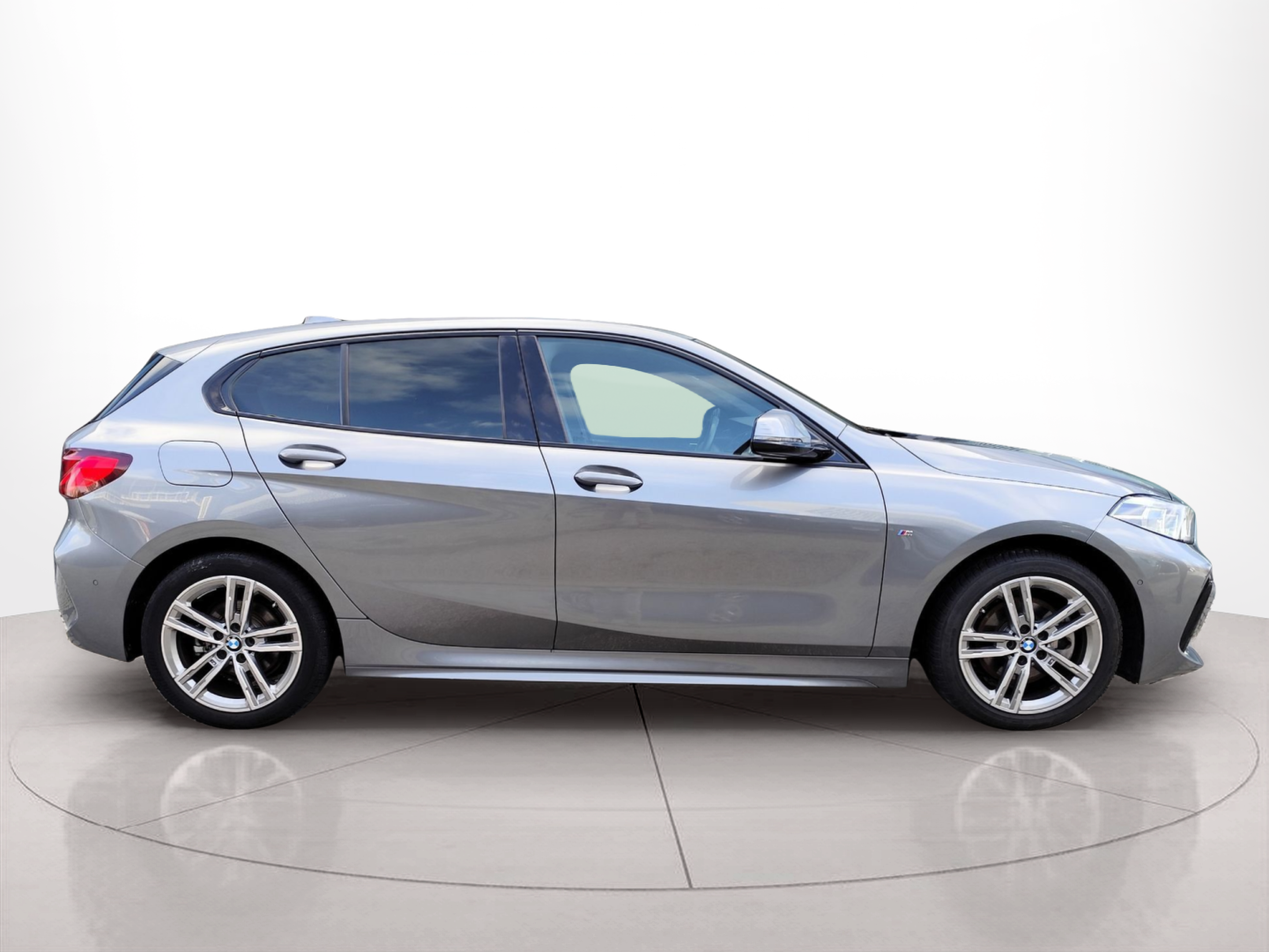 Fotos de BMW Série 1 116d color Gris. Año 2024. 85KW(116CV). Diesel. En concesionario Santogal Oeiras de Oeiras