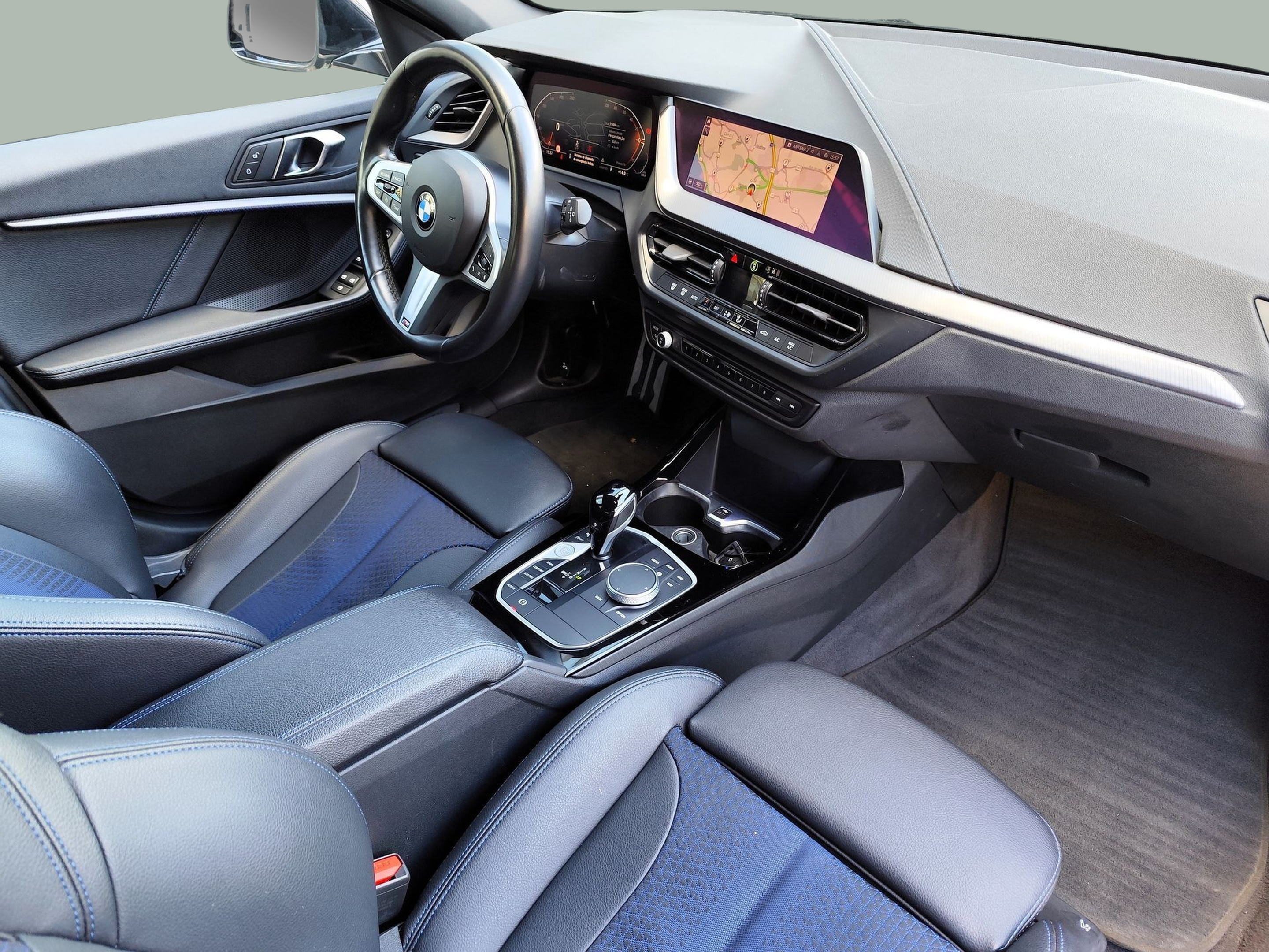 BMW Série 1 116d color Gris. Año 2024. 85KW(116CV). Diesel. En concesionario Santogal Oeiras de Oeiras