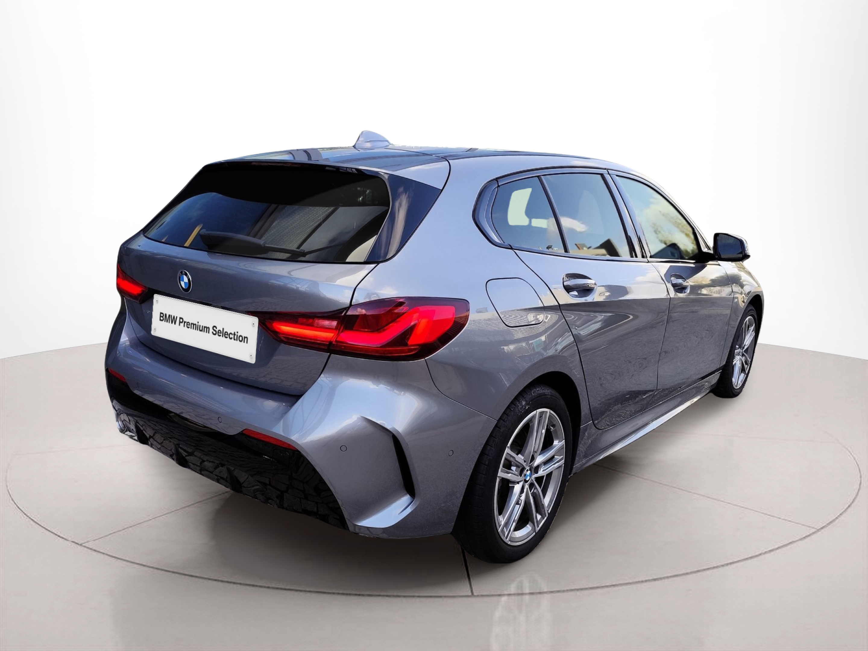 BMW Série 1 116d color Gris. Año 2024. 85KW(116CV). Diesel. En concesionario Santogal Oeiras de Oeiras