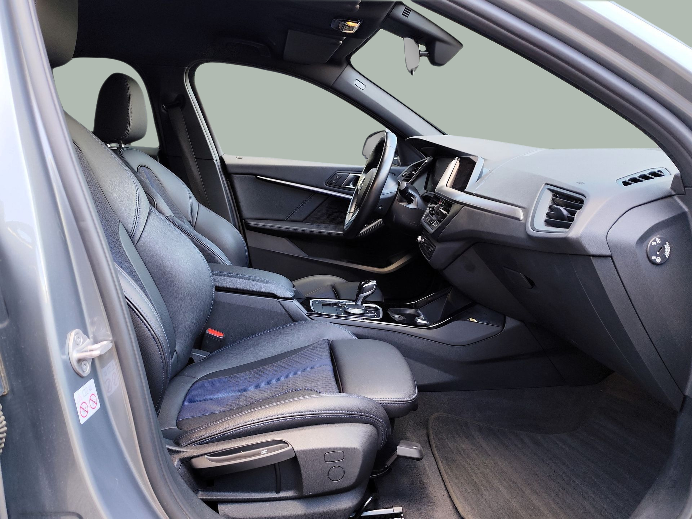 BMW Série 1 116d color Gris. Año 2024. 85KW(116CV). Diesel. En concesionario Santogal Oeiras de Oeiras