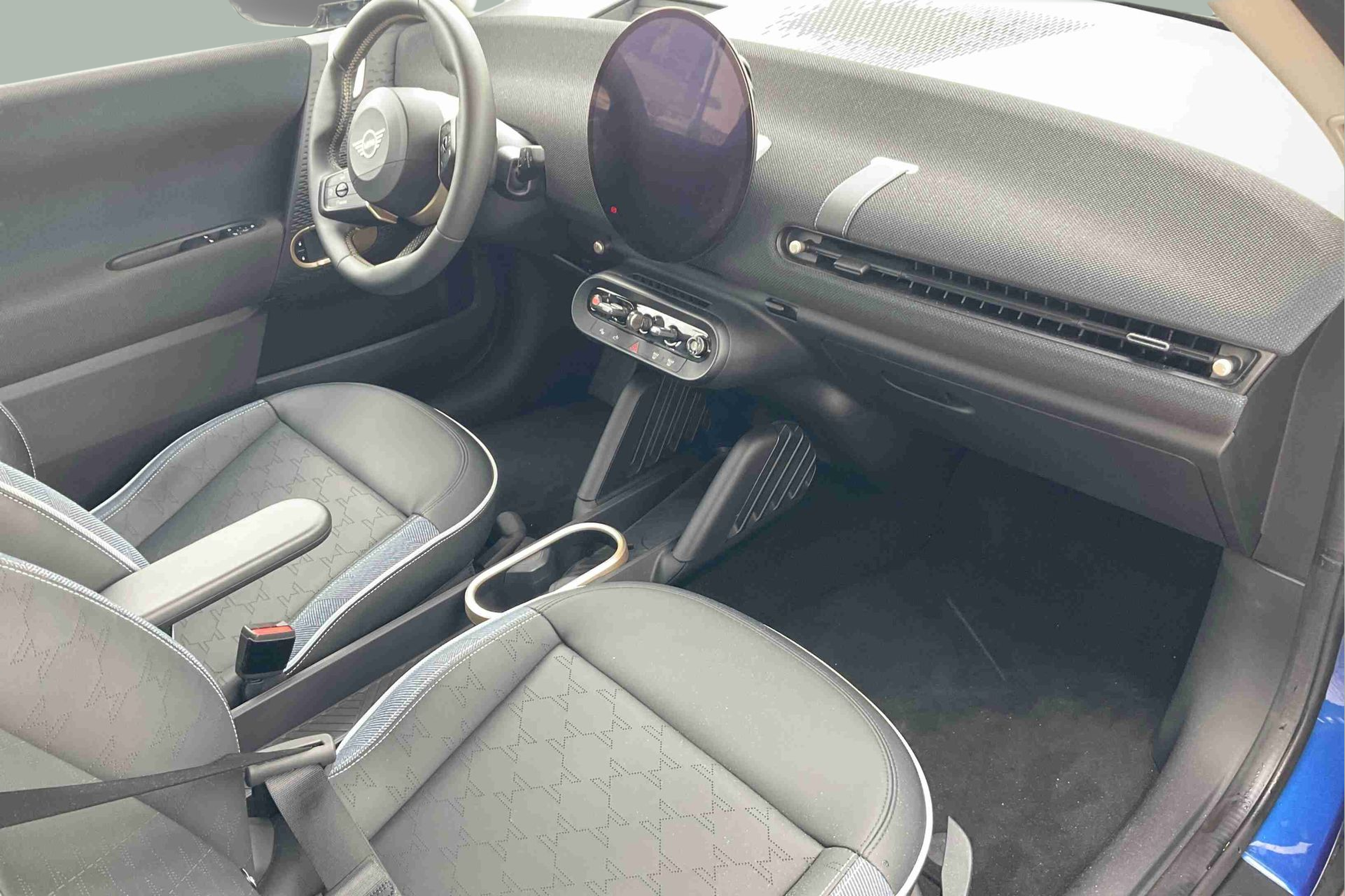 fotoG 7 del MINI MINI 3 Portas Cooper E 135 kW (184 CV) 184cv Elétrico de 2024 em Oeiras